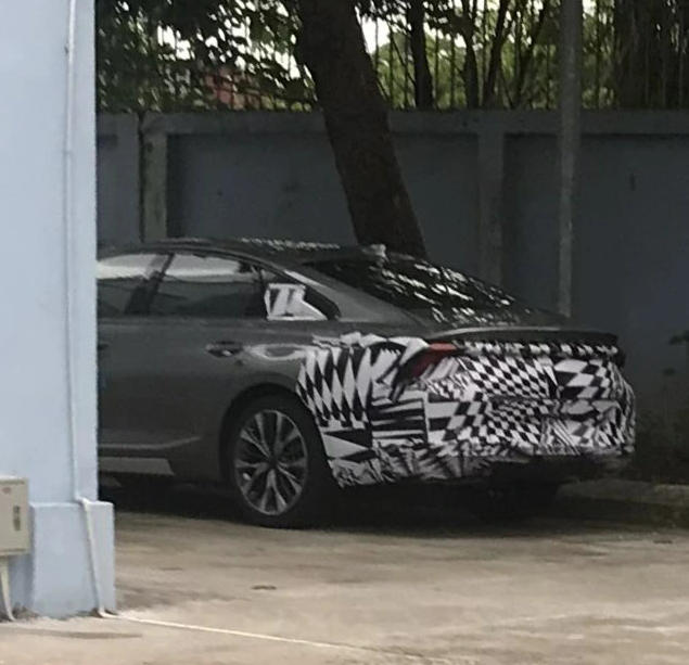 Kia K8 lần đầu lộ diện tại Việt Nam - Ảnh 1. Kia K8 bị bắt gặp tại Hà Nội - Ảnh: HOÀNG DŨNG