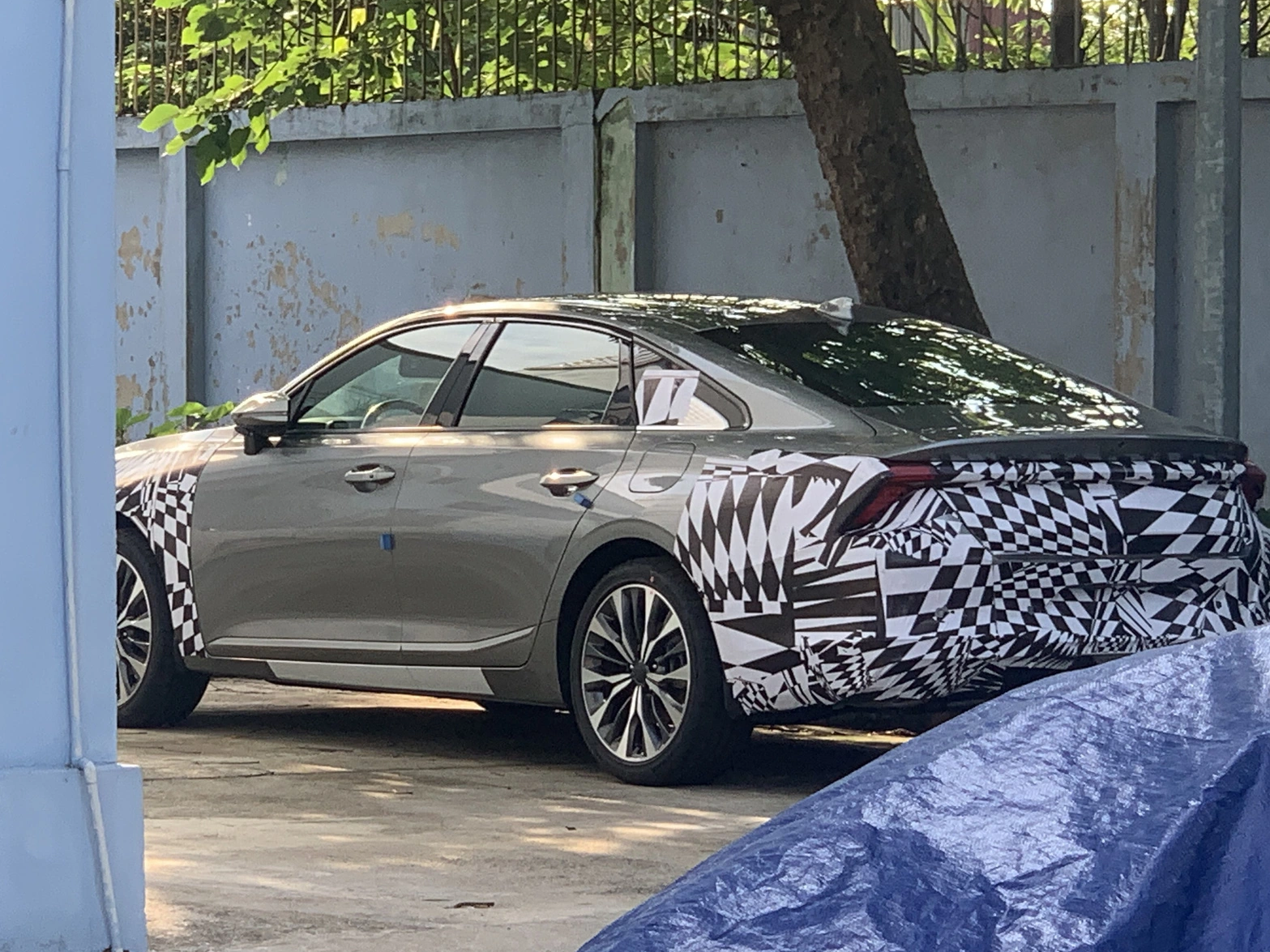 Kia K8 lần đầu lộ diện tại Việt Nam - Ảnh 3. Có thể nhận ra Kia K8 thông qua mảng ốp màu bạc ở cột C và thiết kế đèn hậu - Ảnh: HOÀNG DŨNG