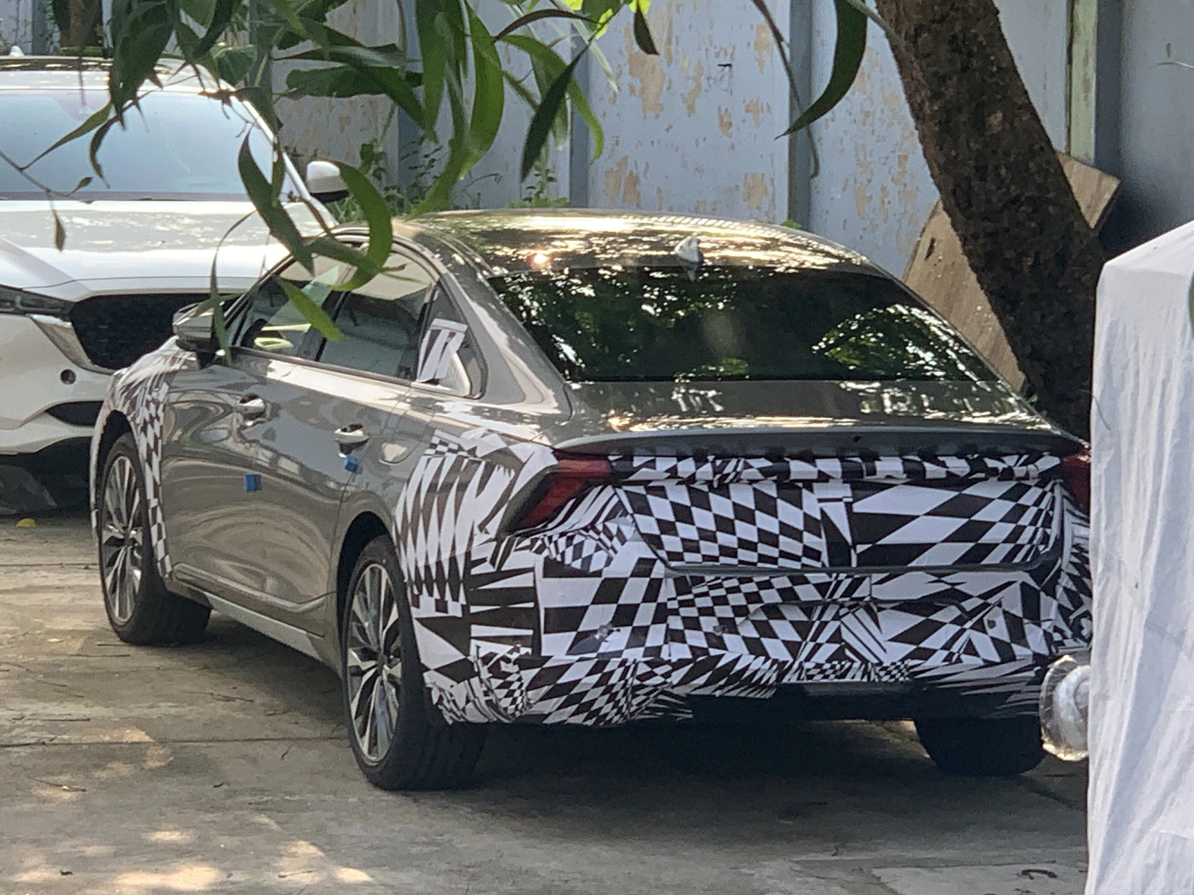 Kia K8 lần đầu lộ diện tại Việt Nam - Ảnh 2. Phần đầu và đuôi xe được che chắn kỹ - Ảnh: HOÀNG DŨNG