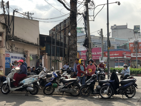 Con thi lớp 10, phụ huynh &quot;nôn nao&quot; ngồi chờ - Ảnh 1.