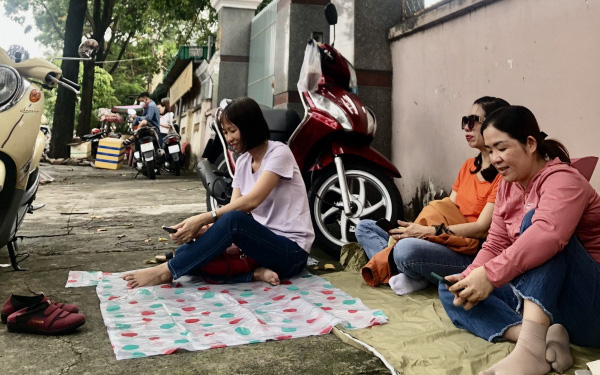 Con thi lớp 10, phụ huynh "nôn nao" ngồi chờ