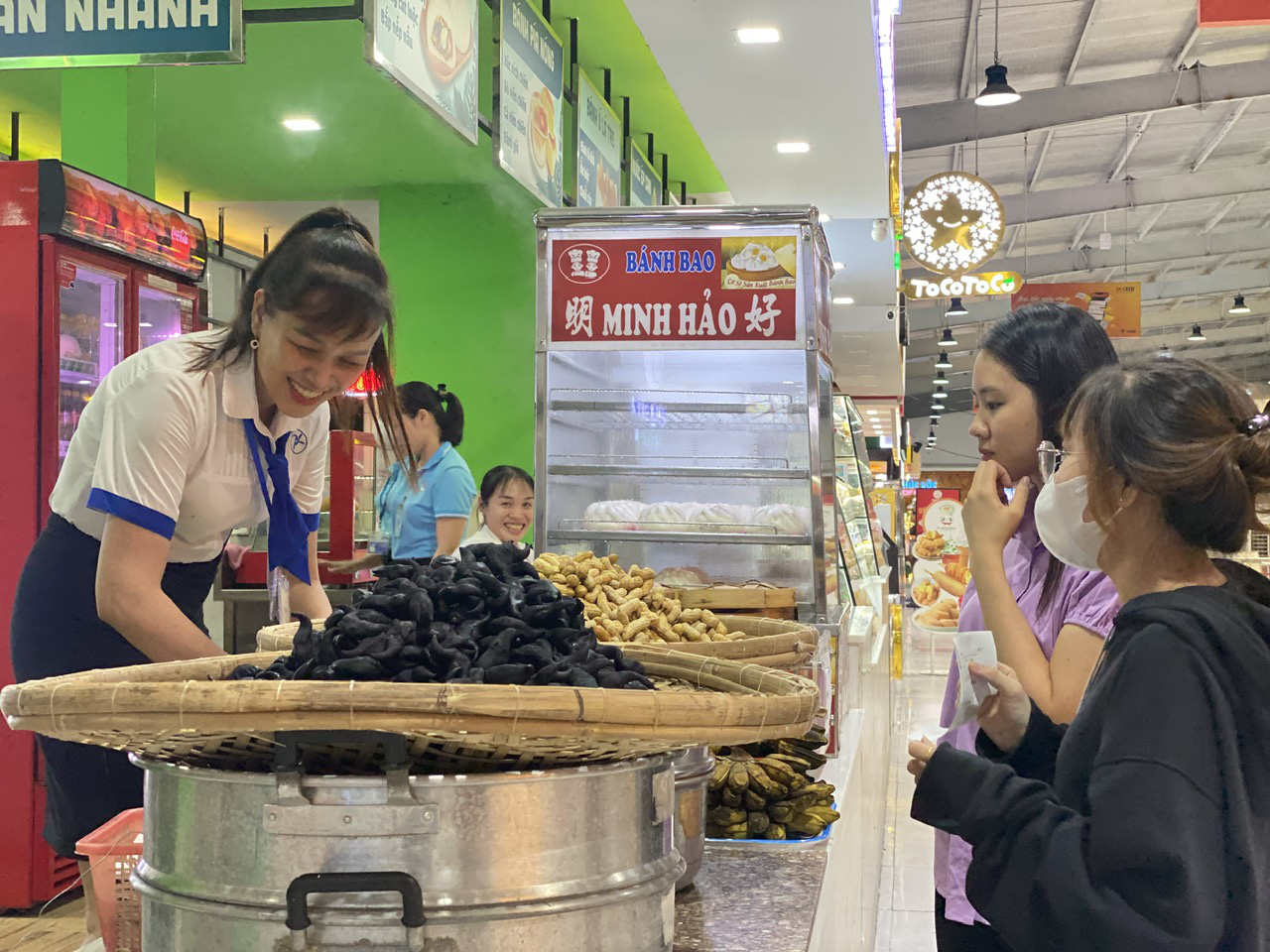 Thiếu trạm dừng cao tốc: mong đồng bộ, tiện nghi - Ảnh 2. Trên chuyến hành trình về quê hay đi công tác việc có những trạm dừng chân chất lượng, nhân viên phục vụ tận tâm là sự mong mỏi của nhiều người - Ảnh: V.B