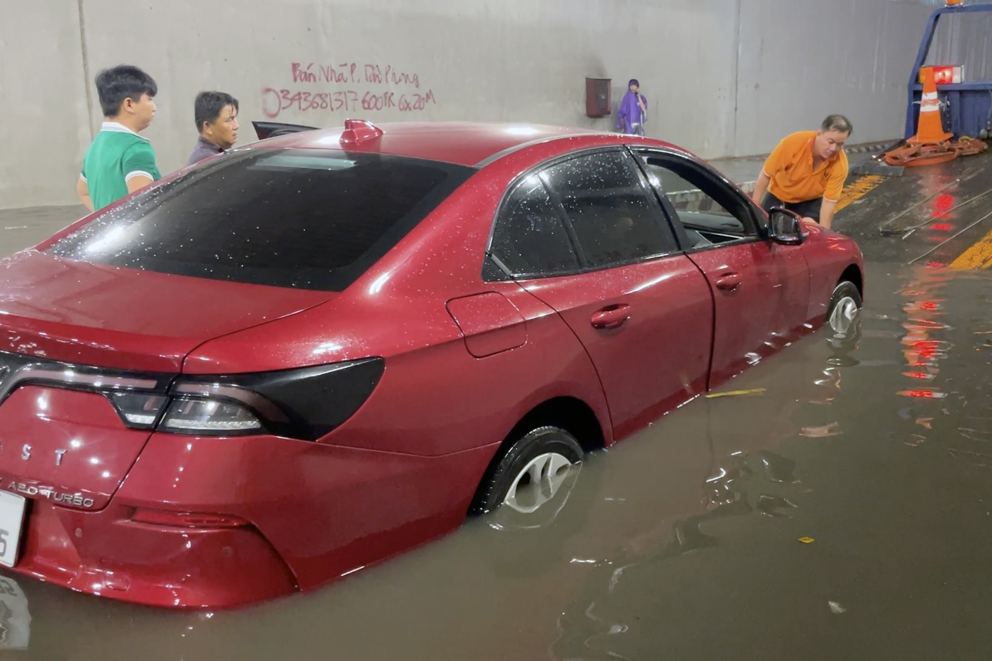 Phong tỏa hầm chui Tân Phong xử lý ngập, giao thông ùn ứ kéo dài - Ảnh 10. Tối 13-7, mưa lớn khiến khu vực hầm chui Tân Phong chìm trong nước, nhiều xe ô tô chết máy giữa đường.
