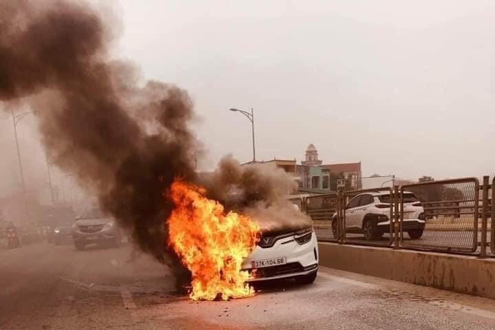 'Đừng sợ cháy xe điện khi chỉ đọc tin tức trên mạng' - Ảnh 1. Sử dụng thiết bị điện như thế nào thì cũng đối xử với xe điện như vậy - Ảnh minh họa: Hội xe điện du lịch