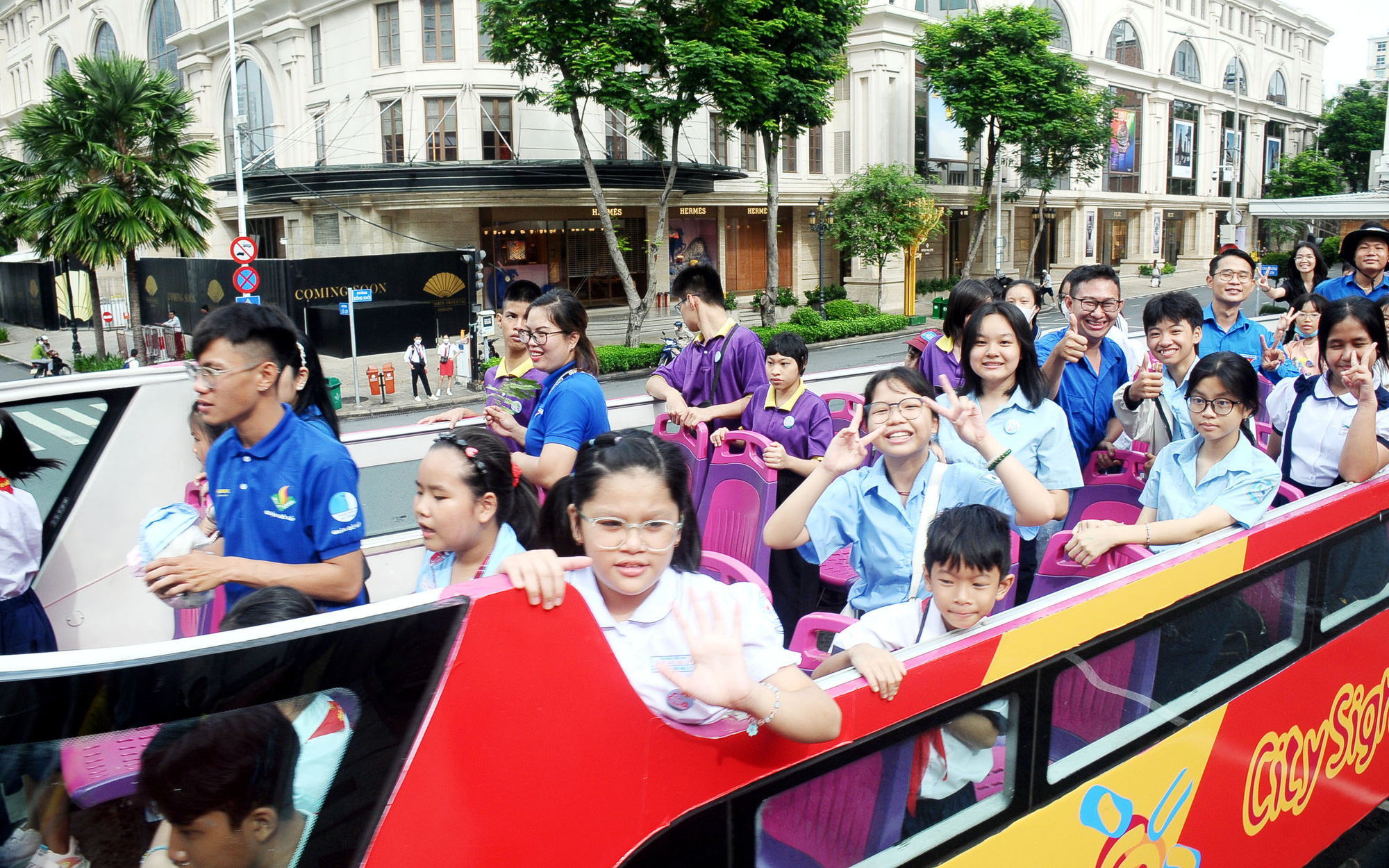 Chủ nhật, thiếu nhi Thành phố vi vu trên xe buýt 2 tầng