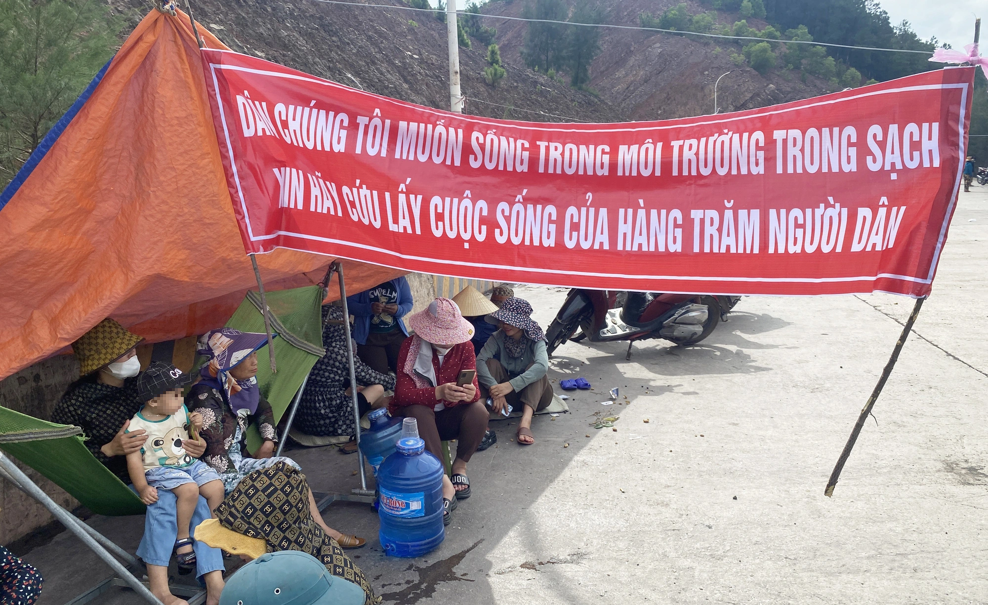Dân lại dựng lều chặn xe tải vào cảng biển quốc tế - Ảnh 1. Người dân dựng lều chặn xe tải vào cảng Vissai Nghệ An sáng 20-7 - Ảnh: DOÃN HÒA