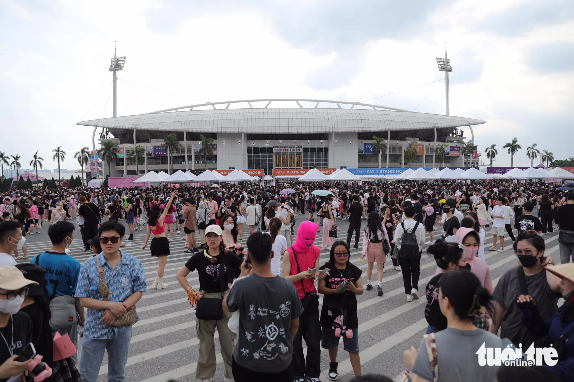 Các cô gái BlackPink đội nón lá chào kết Born Pink Hà Nội đêm đầu tiên - Ảnh 22.