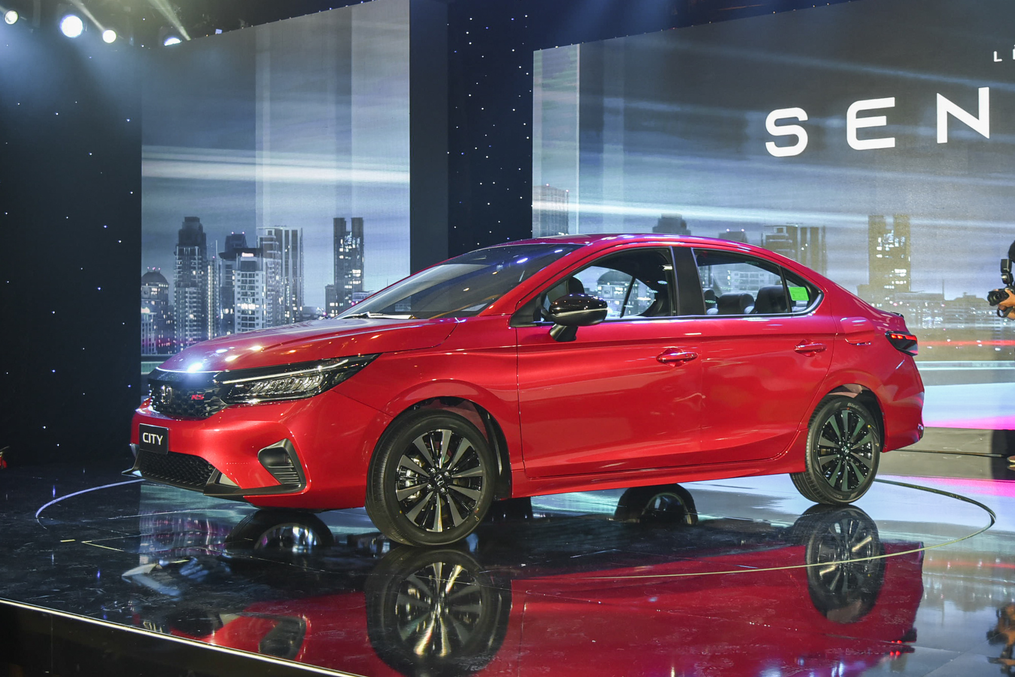 Honda City 2023 giá từ 559 triệu đồng, ít thay đổi thiết kế nhưng thêm nhiều trang bị - Ảnh 10. Trong phân khúc sedan hạng B, Honda City 2023 cạnh tranh với Toyota Vios, Hyundai Accent, Mazda2, Kia Soluto và Suzuki Ciaz. Xe được đánh giá cao về khả năng vận hành, một đặc trưng của các mẫu xe nhà Honda.