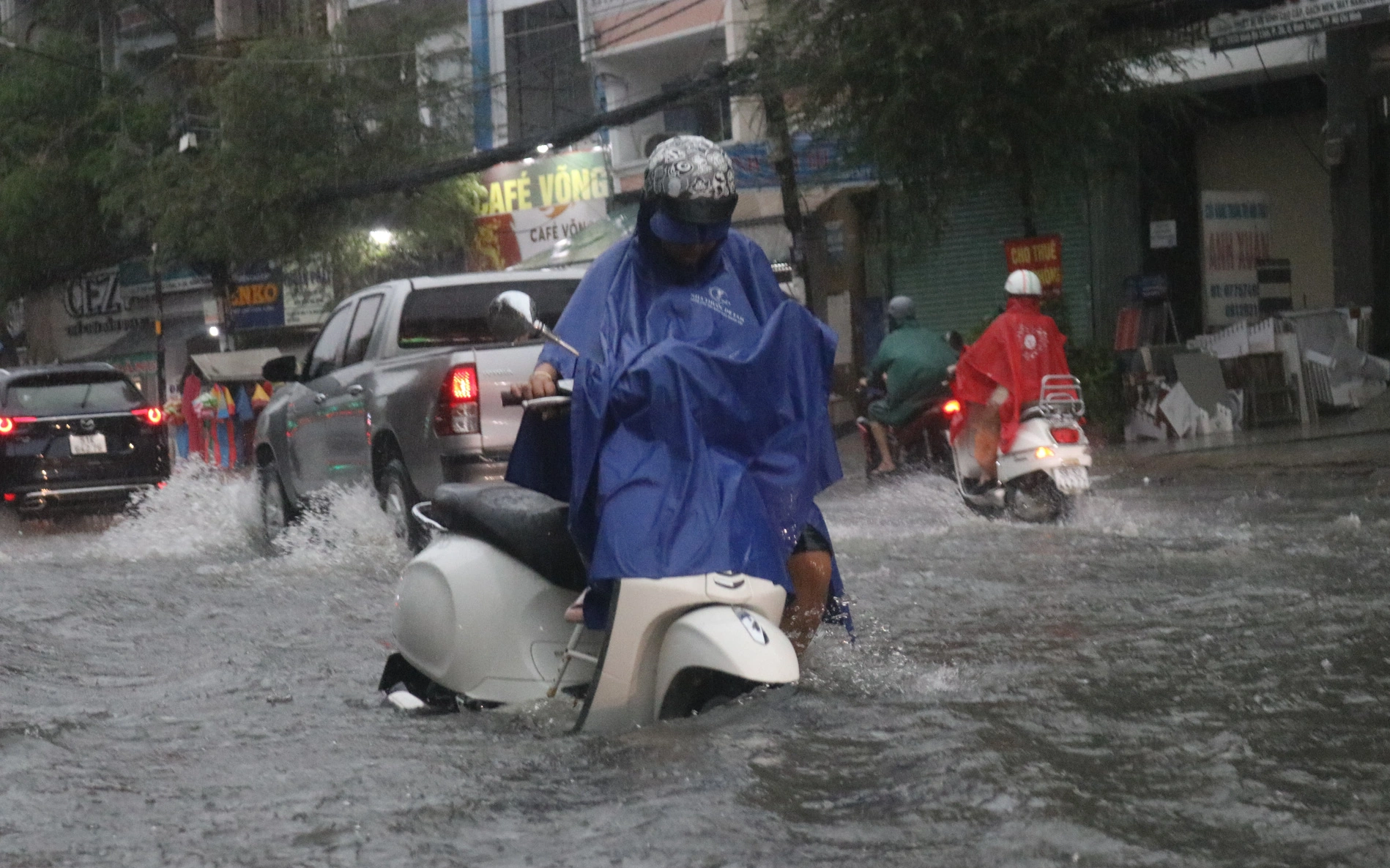 Tình yêu thời mưa ngập