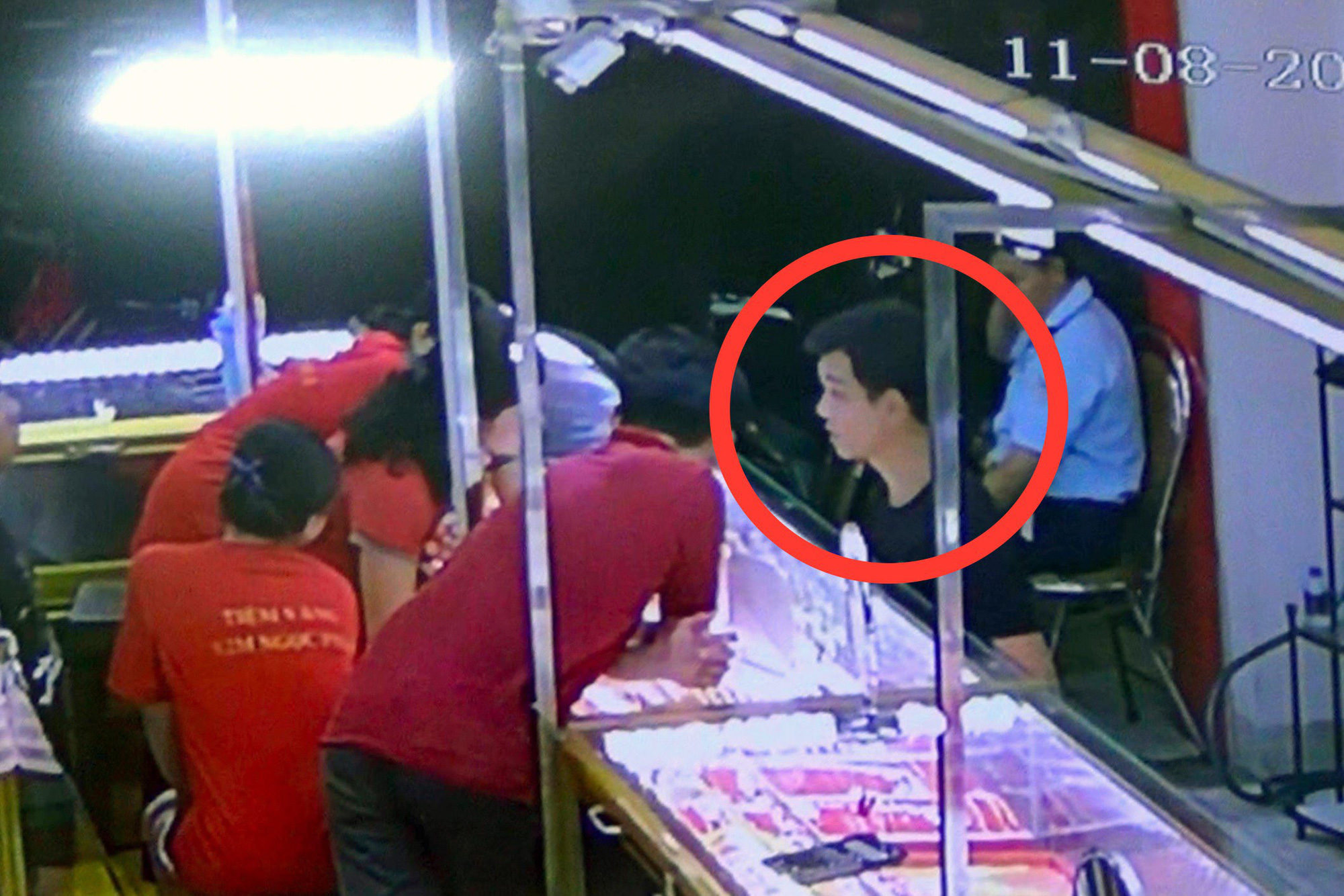 Bắt nóng nam thanh niên cướp tiệm vàng ở Đồng Nai - Ảnh 4. Nghi can cướp tiệm vàng (áo đen) vờ hỏi mua vàng rồi bỏ chạy