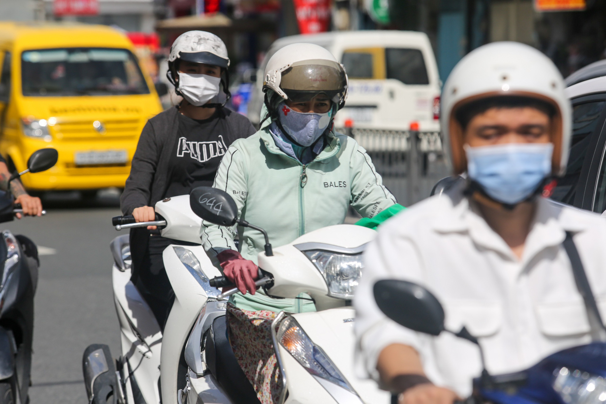 Thời tiết hôm nay 17-8: Bắc Bộ, Nam Bộ ngày nắng chiều mưa dông, Trung Bộ nắng nóng - Ảnh 1.