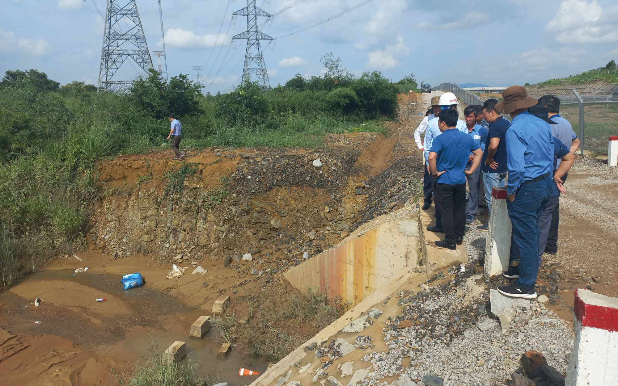 Chuyên gia đến khảo sát điểm ngập cao tốc Phan Thiết - Dầu Giây