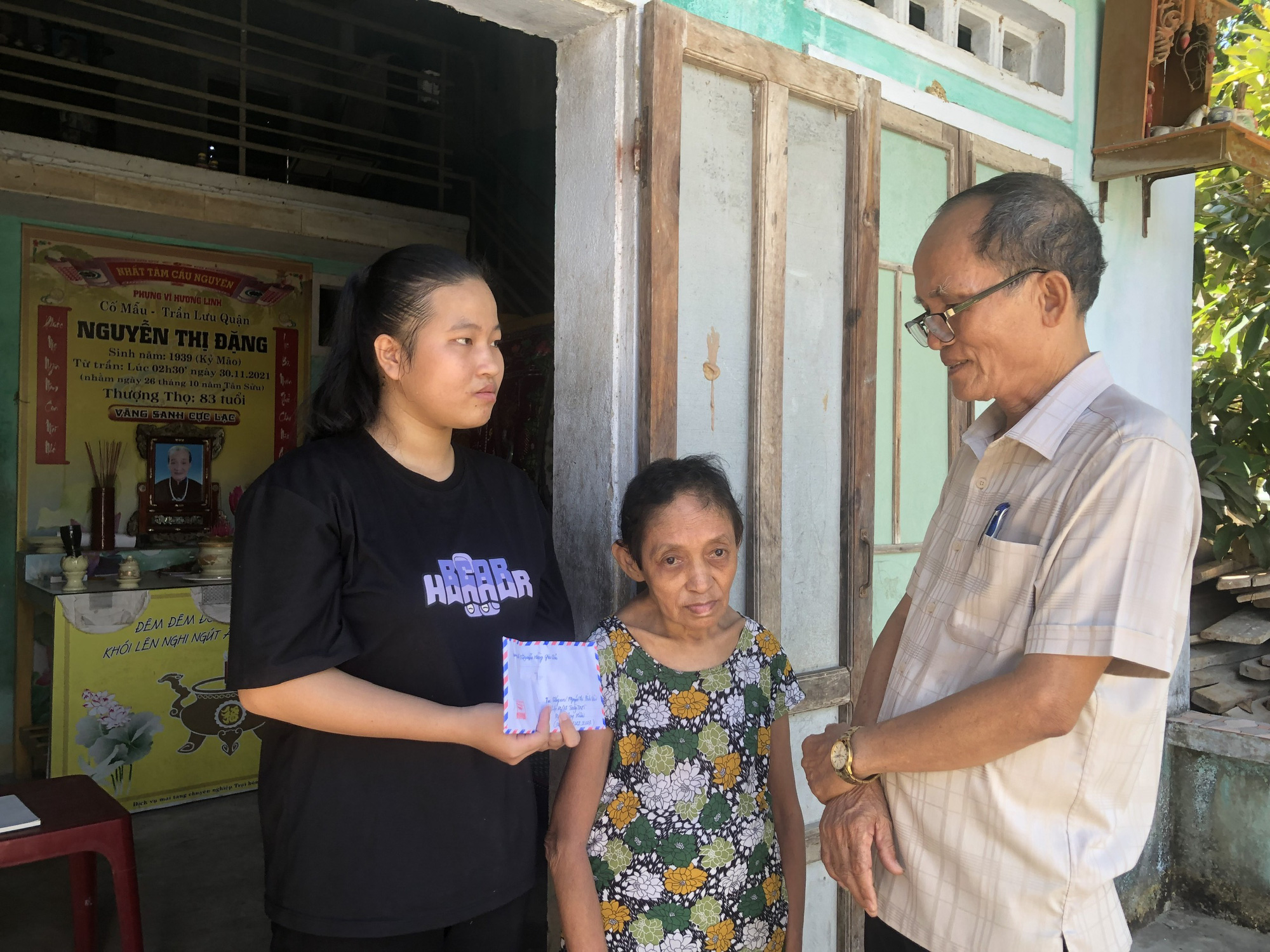 Ông Nguyễn Bắc Đẩu (bác của Bảo) trao món quà mà Bảo dành tặng đến tân sinh viên khó khăn. Ảnh: Đ.C. tiếp sức đến trường