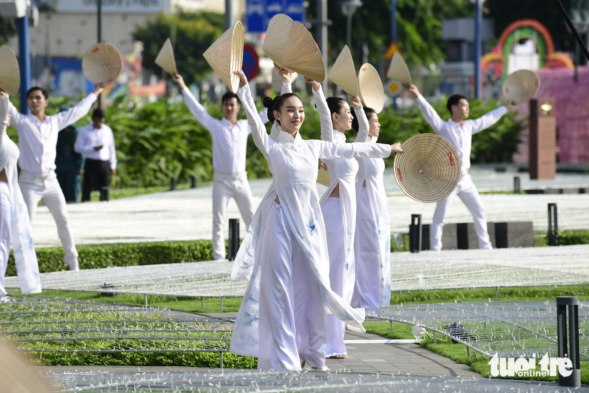 Khai mạc Lễ hội Sông nước lần đầu tiên tại TP.HCM: Sông Sài Gòn đầy sống động - Ảnh 5.