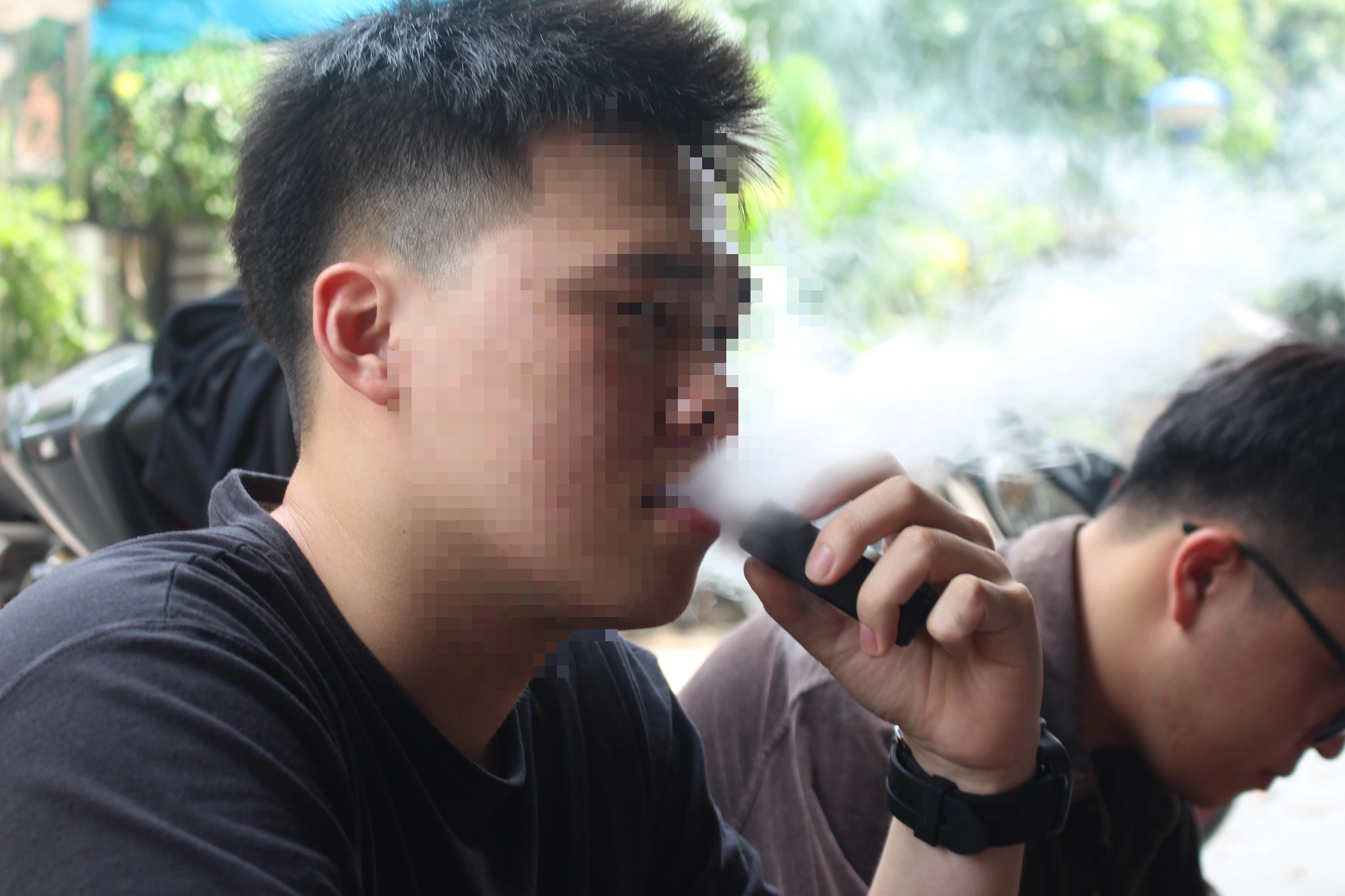 Ngã quỵ, suy thận, giảm trí nhớ sau vài hơi thuốc lá điện tử - Ảnh 1.