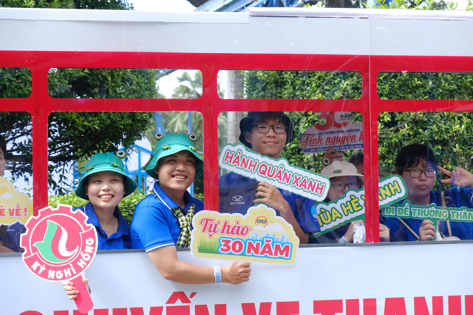 Sắc màu tuổi trẻ ở Ngày hội Những người tình nguyện - Ảnh 1. Các chiến sĩ tình nguyện check-in Ngày hội của những người tình nguyện 2023 - Ảnh: VŨ THỦY
