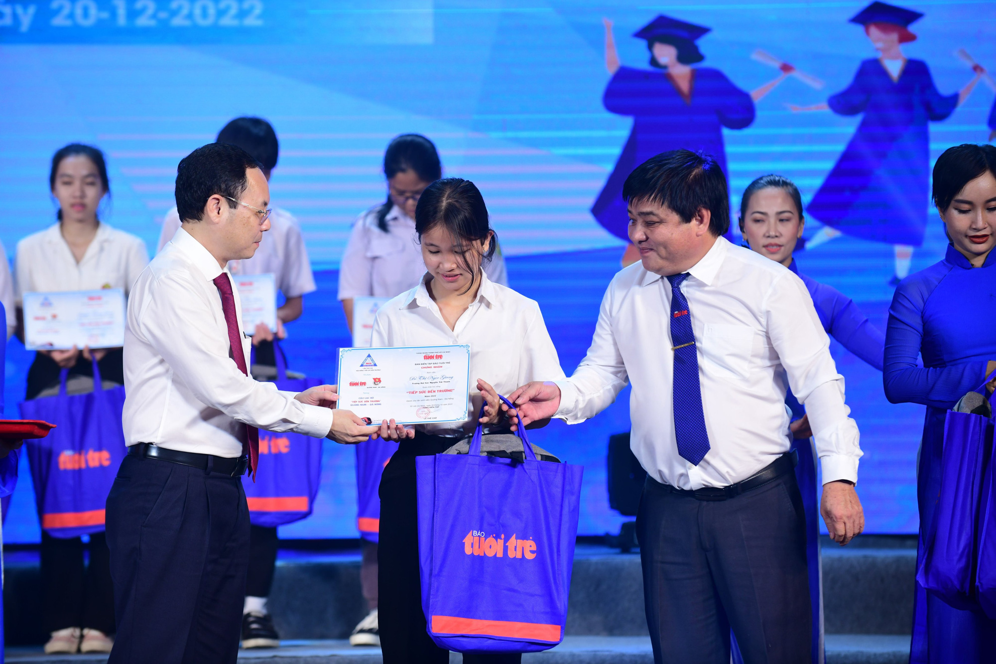 Tân sinh viên gặp khó, có Tuổi Trẻ - Ảnh 1.