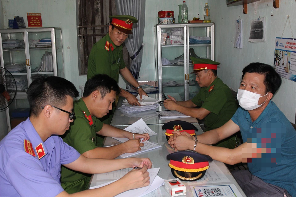 Bị bắt vì cấp giấy chứng nhận nghỉ ốm 'vô tội vạ' - Ảnh 1. Lực lượng chức năng lấy lời khai ông Phan Thanh Sơn - nguyên trạm trưởng Trạm y tế phường Đồng Văn - Ảnh: LÊ PHƯỢNG