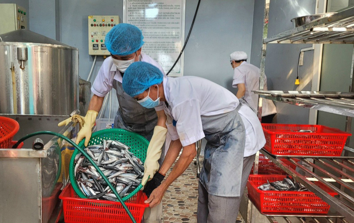 Cá nục rim Bà Ba Hội (Quảng Nam) được chế biến để xuất khẩu qua Mỹ - Ảnh: HUỲNH THUỶ hàng Việt