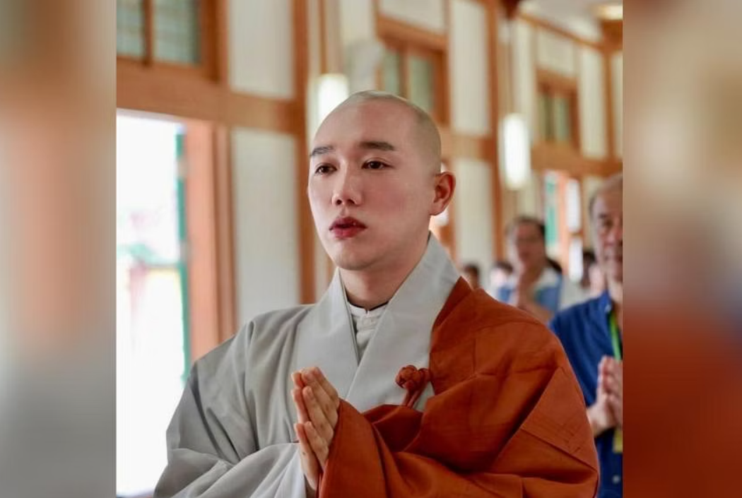 Hàn Quốc: Nhà sư "đẹp như hoa" thu hút giới trẻ đến chùa - Ảnh 1. Nhà sư trẻ Beomjeong tu tập tại chùa Hoa Nghiêm, Hàn Quốc - Ảnh: INSTAGRAM