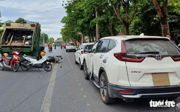 Công an điều tra vụ tài xế mở cửa gây tai nạn làm thai phụ tử vong - Ảnh 1. mở cửa xe