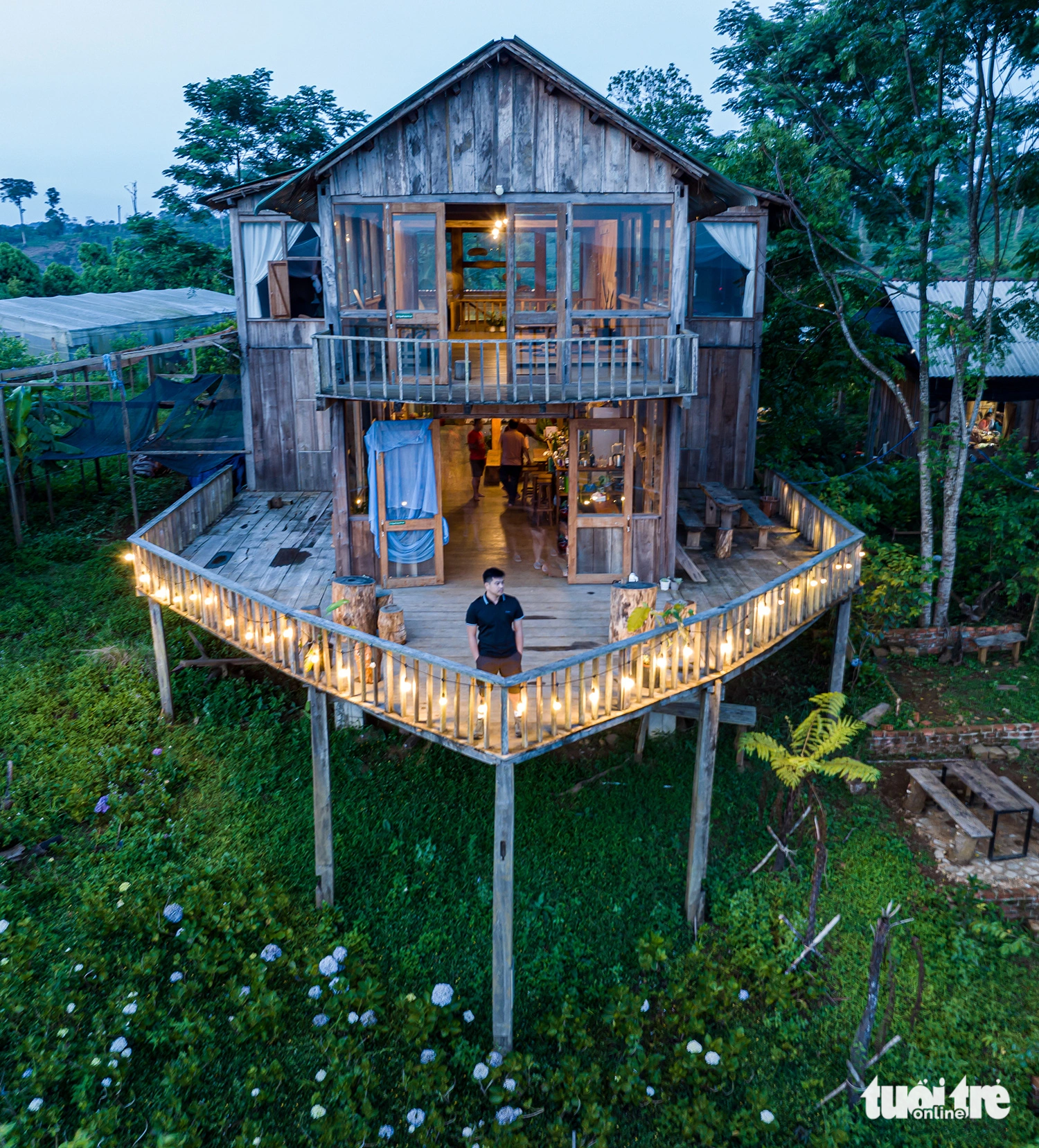 Du khách check-in chuẩn bị săn mây nơi "cổng trời" - Ảnh: DŨNG NHÂN