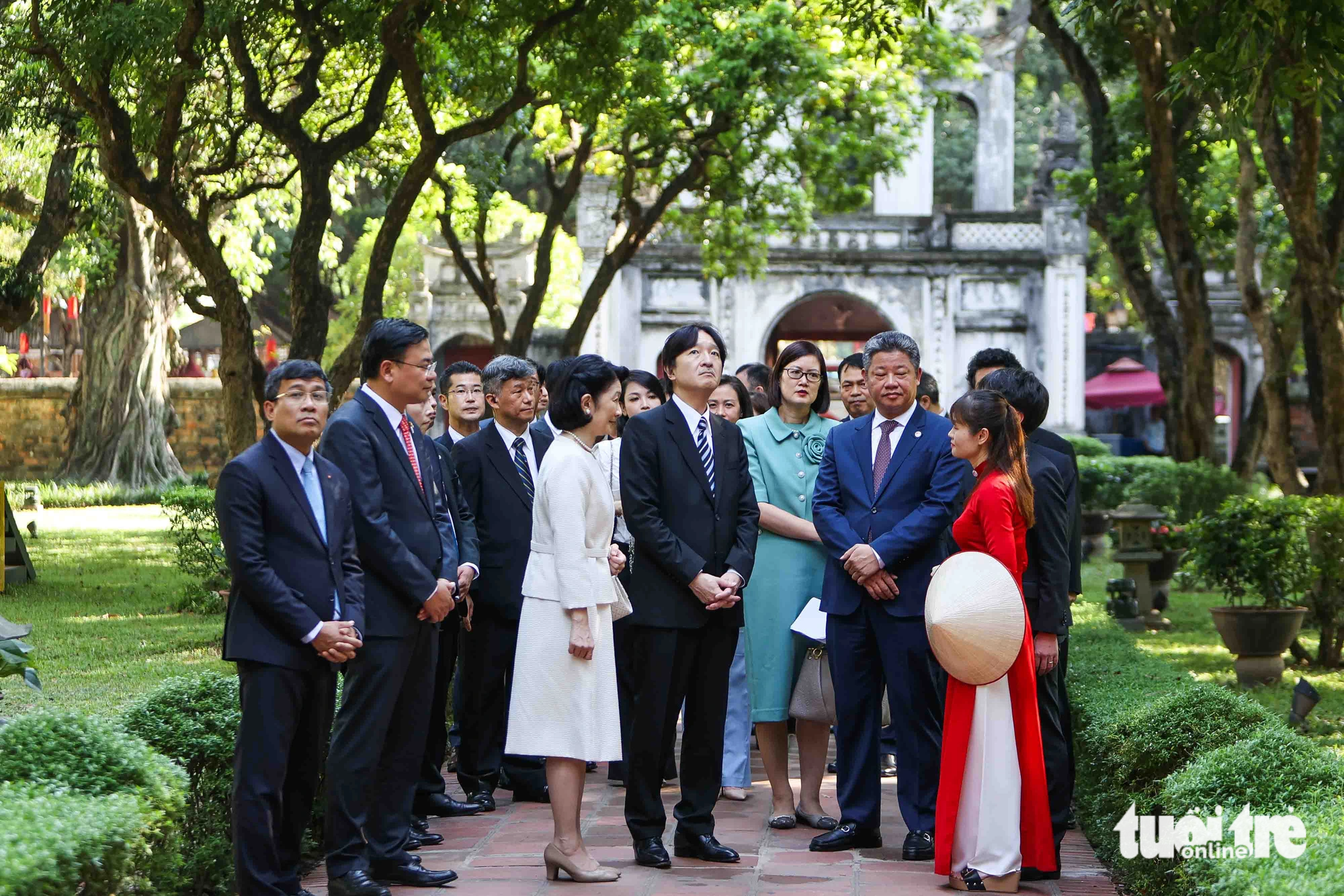 Hoàng thái tử Nhật Bản Akishino và Công nương Kiko chăm chú lắng nghe nữ hướng dẫn viên giới thiệu về lịch sử hình thành và phát triển của Văn Miếu Quốc Tử Giám. Văn Miếu được xây dựng từ năm 1070. Năm 1076, vua Lý Nhân Tông cho lập Trường Quốc Tử Giám ở bên cạnh Văn Miếu, có thể coi đây là trường đại học đầu tiên ở Việt Nam - Ảnh: NGUYỄN KHÁNH