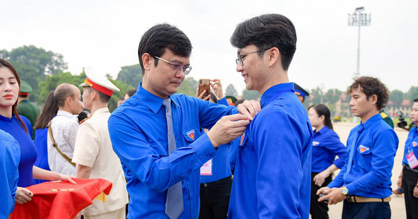 Trao huy hiệu Thanh niên tiên tiến làm theo lời Bác tại quảng trường Ba Đình