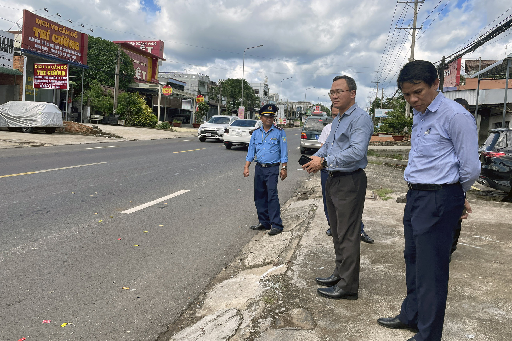 Xe Thành Bưởi gây tai nạn chết người chạy quá tốc độ, không giữ khoảng cách an toàn - Ảnh 2. Ông Khuất Việt Hùng - phó chủ tịch chuyên trách Ủy ban An toàn giao thông quốc gia - đến hiện trường vụ tai nạn kiểm tra - Ảnh: A.LỘC