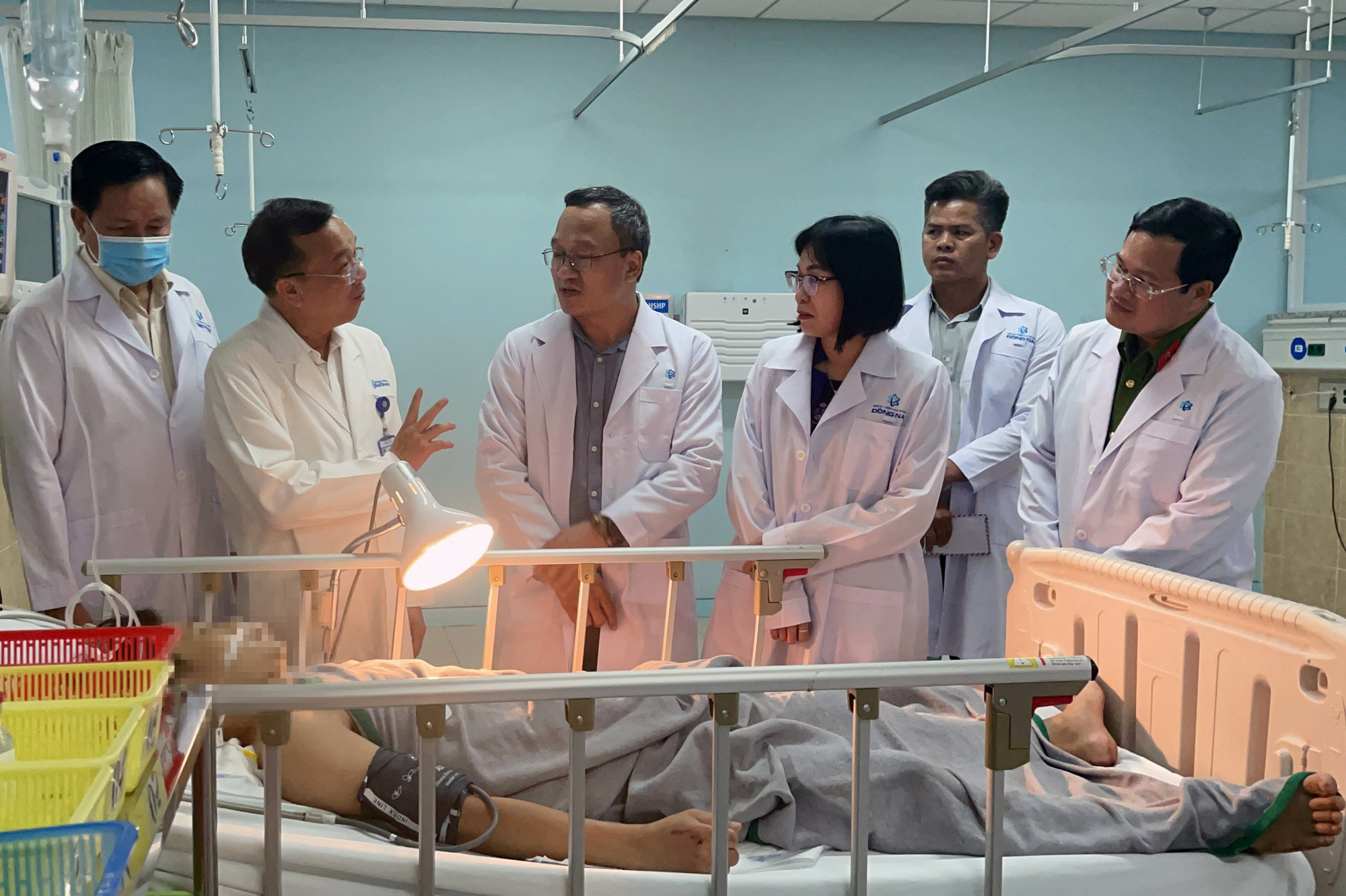 Vụ xe Thành Bưởi gây tai nạn chết 4 người: Kiểm tra xe khánh, xe chở hàng qua quốc lộ 20 - Ảnh 1. Ông Khuất Việt Hùng cùng lãnh đạo tỉnh Đồng Nai thăm các nạn nhân trong vụ tai nạn giữa xe Thành Bưởi và xe 16 chỗ làm bốn người chết - Ảnh: AN BÌNH