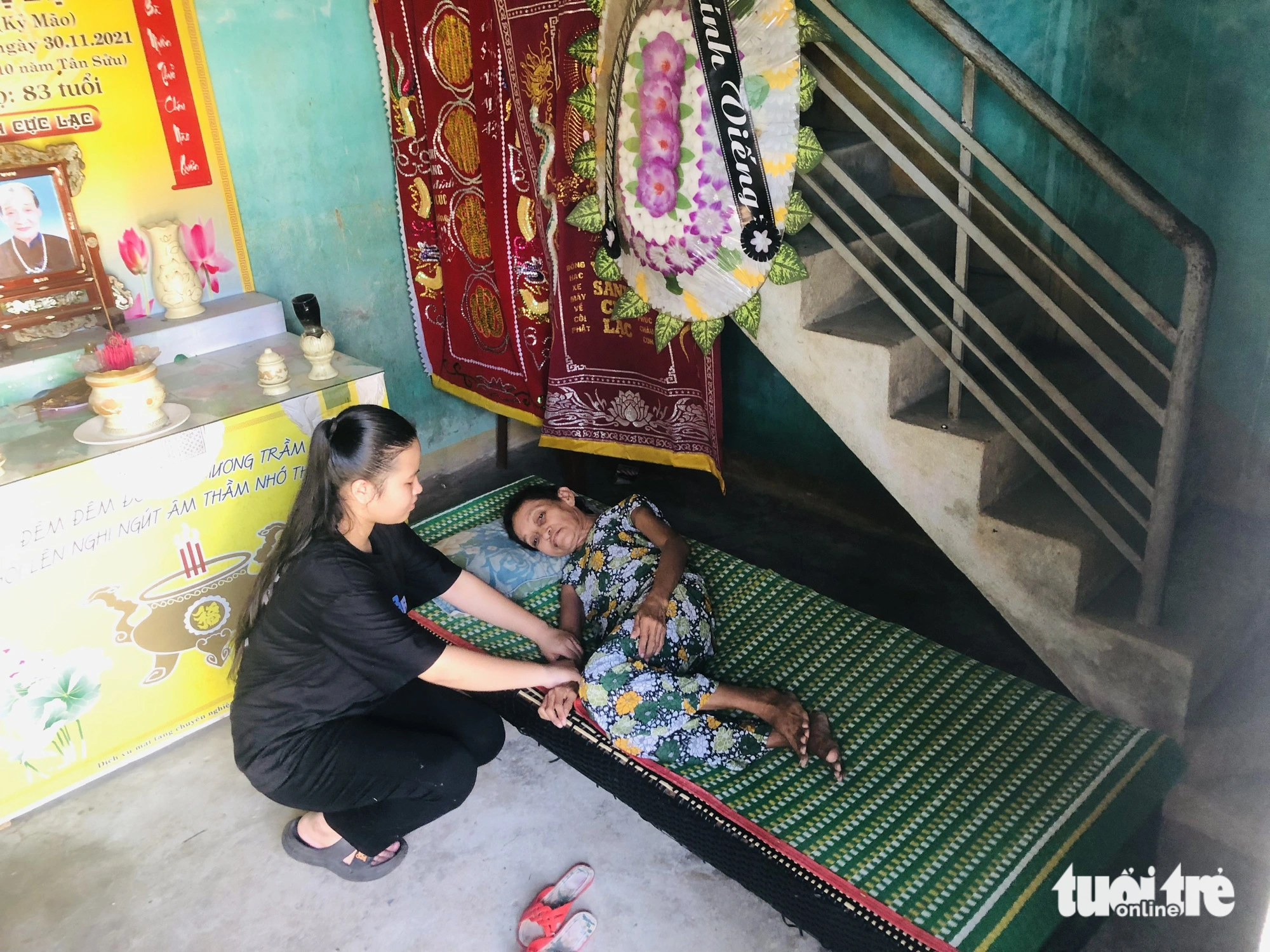 Mấy hôm nay, ngoại lại đau nên Vân phải nghỉ việc để ở nhà chăm sóc bà - Ảnh: ĐOÀN CƯỜNG bác sĩ
