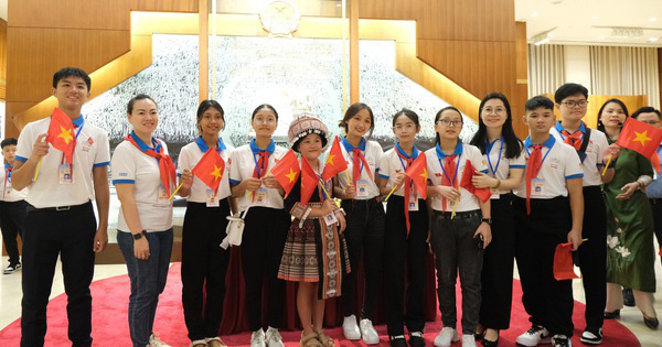 Đại biểu “Quốc hội trẻ em” hào hứng tham quan tòa nhà Quốc hội