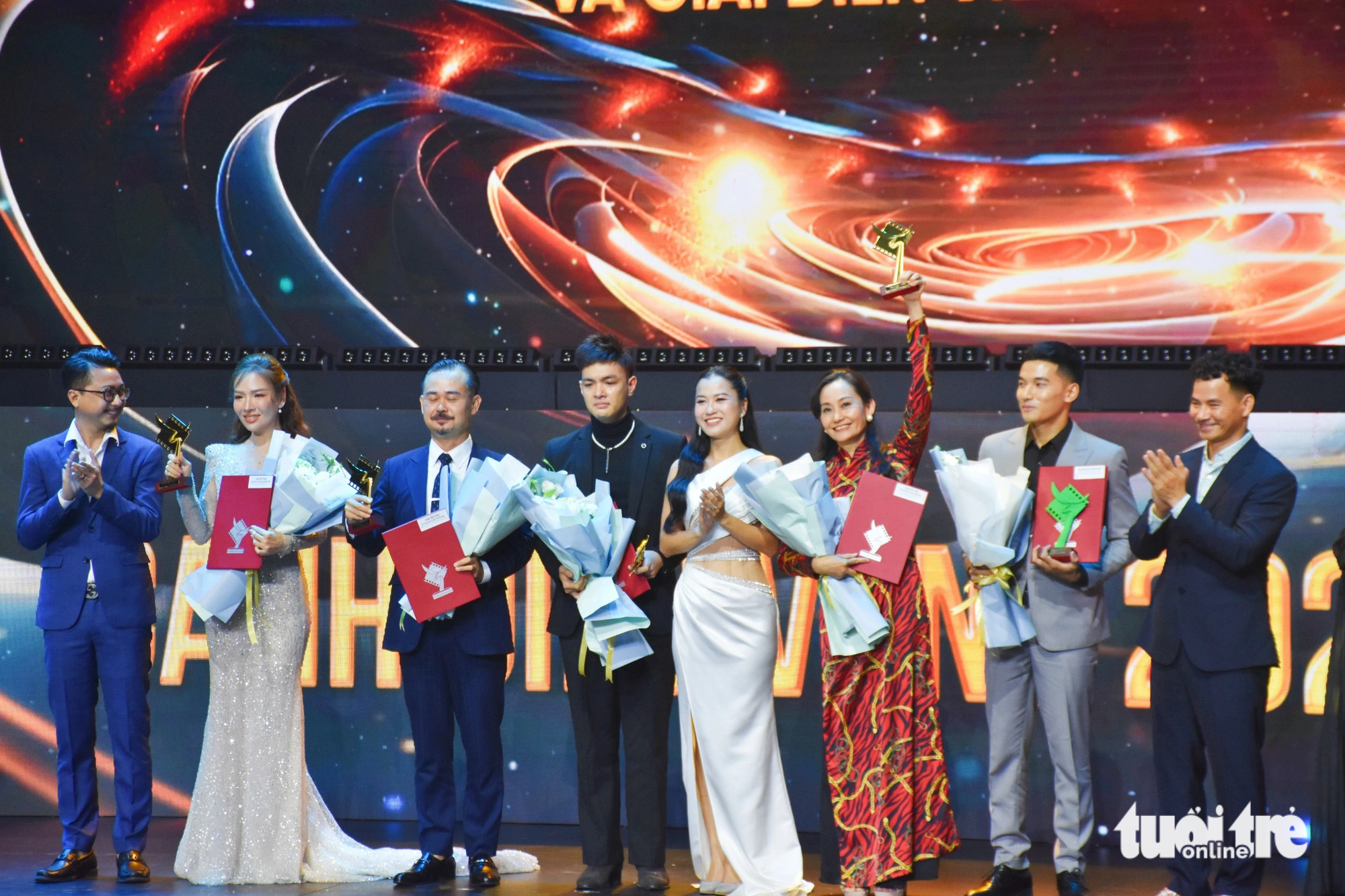 'Tro tàn rực rỡ', 'Mẹ Rơm' và Thái Hòa thắng lớn ở Cánh diều vàng - Ảnh 8.