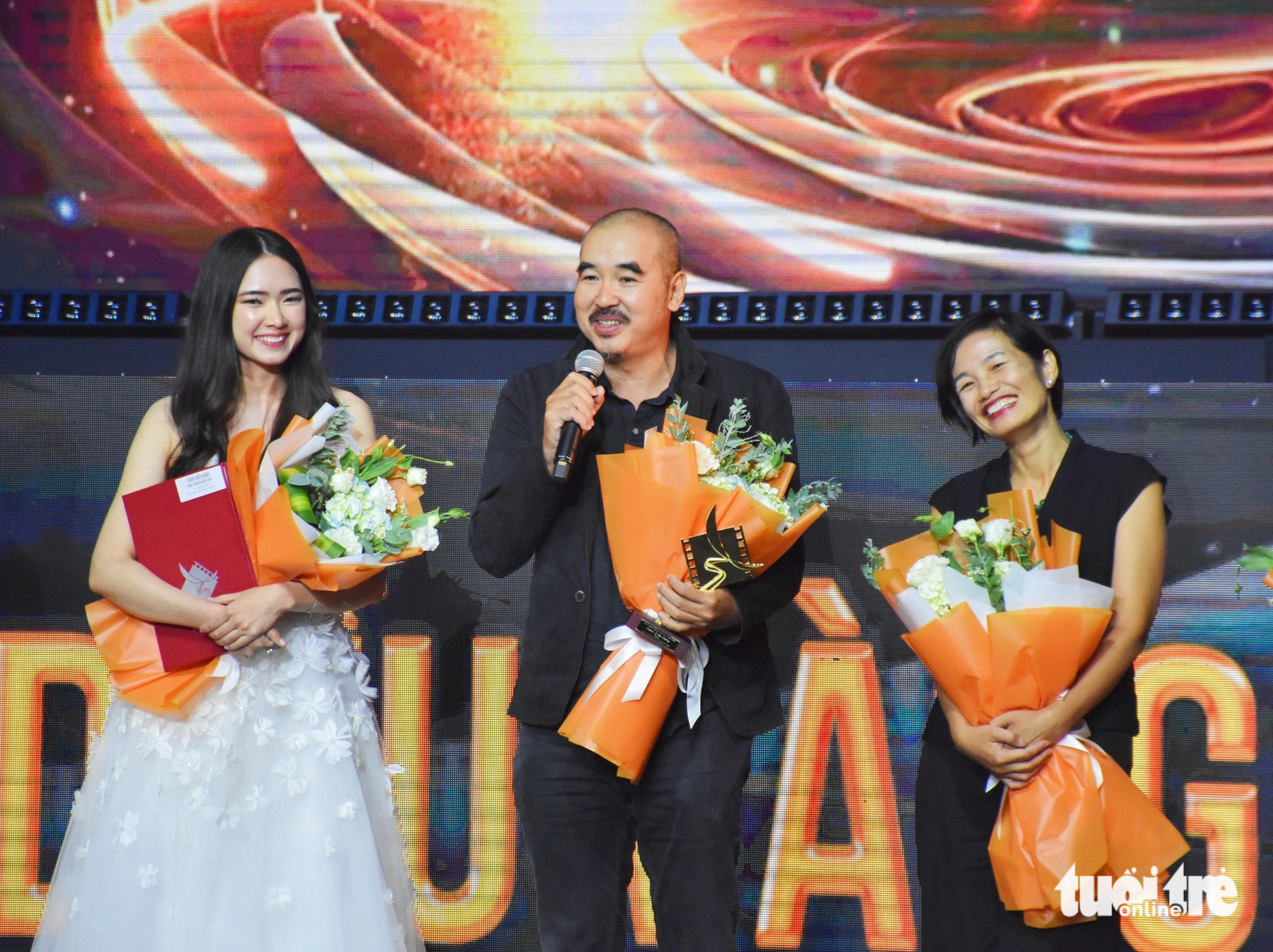 'Tro tàn rực rỡ', 'Mẹ Rơm' và Thái Hòa thắng lớn ở Cánh diều vàng - Ảnh 2.