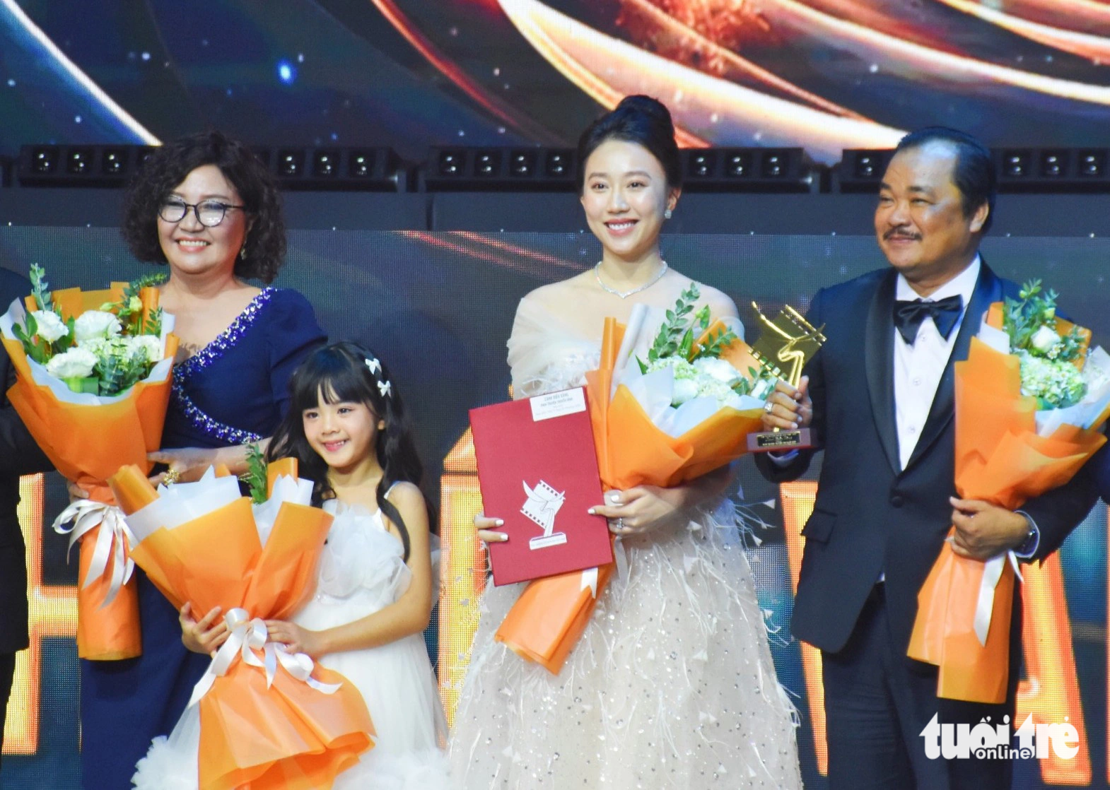 'Tro tàn rực rỡ', 'Mẹ Rơm' và Thái Hòa thắng lớn ở Cánh diều vàng - Ảnh 4.