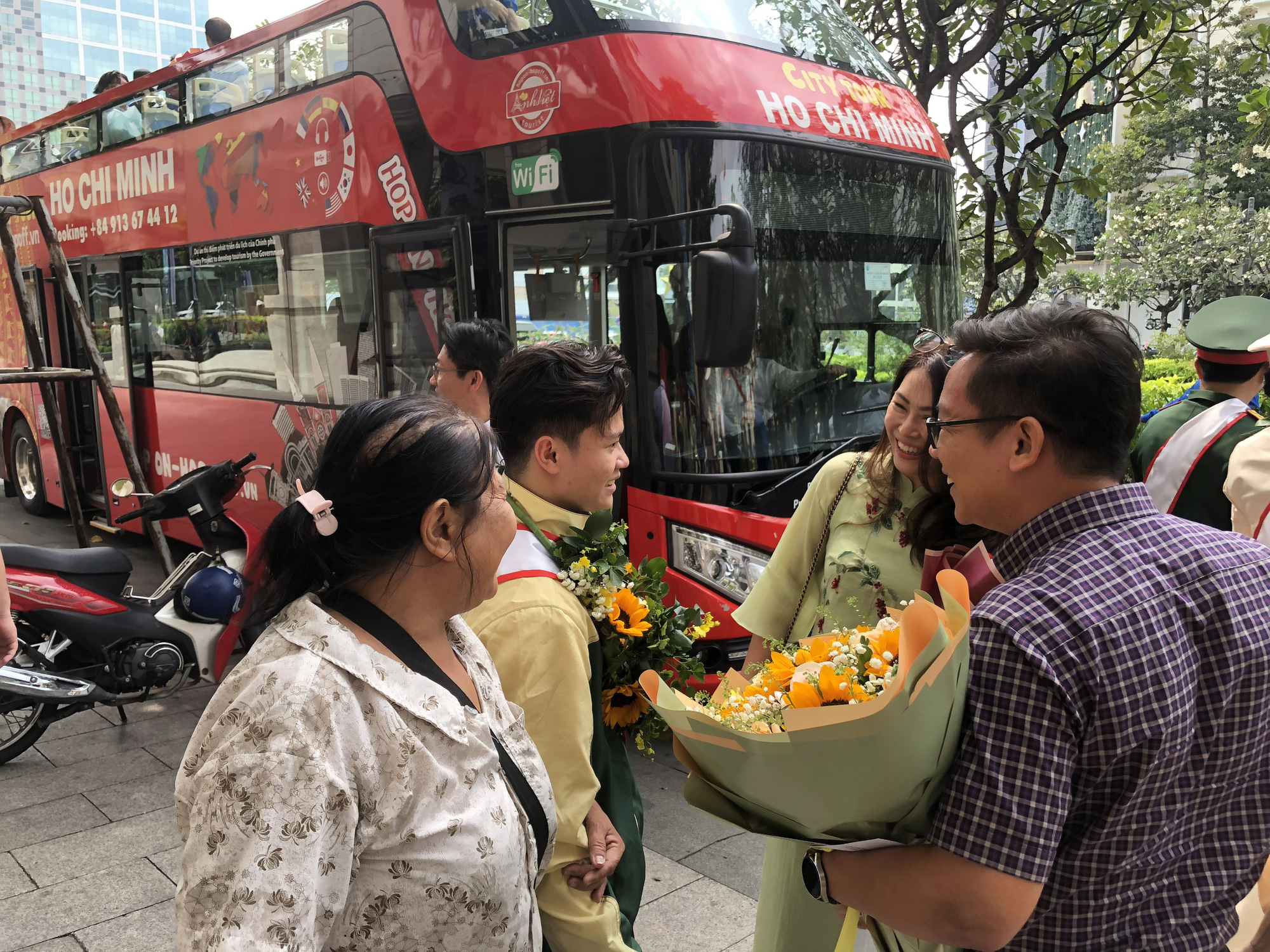 Công dân trẻ tiêu biểu TP.HCM năm 2023 tham quan thành phố bằng xe buýt 2 tầng- Ảnh 2.