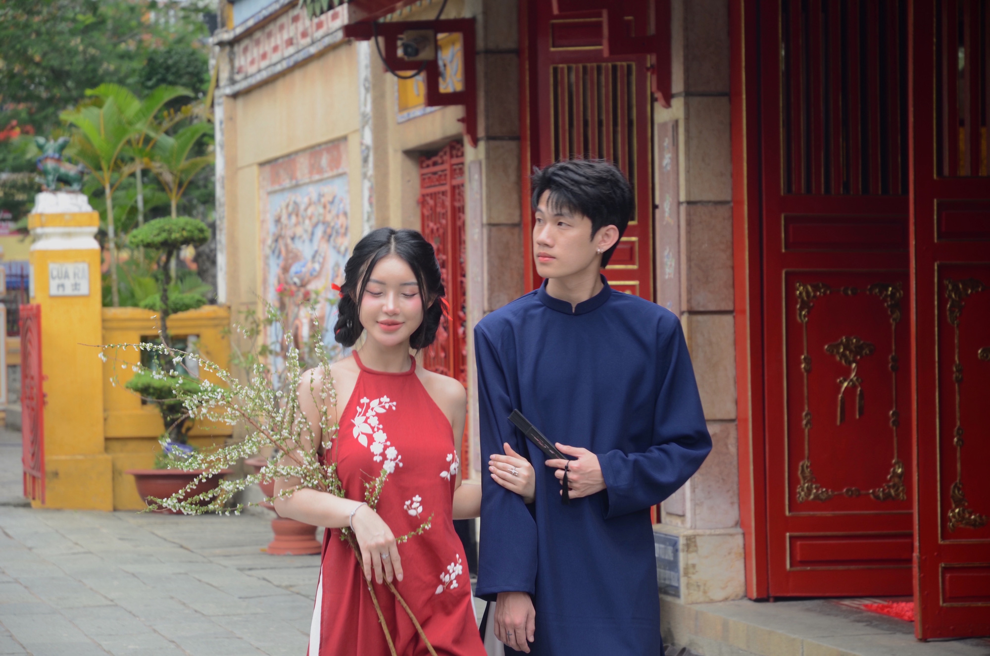 Mùng 1, giới trẻ nô nức đến Lăng Ông Bà Chiểu chụp ảnh Tết