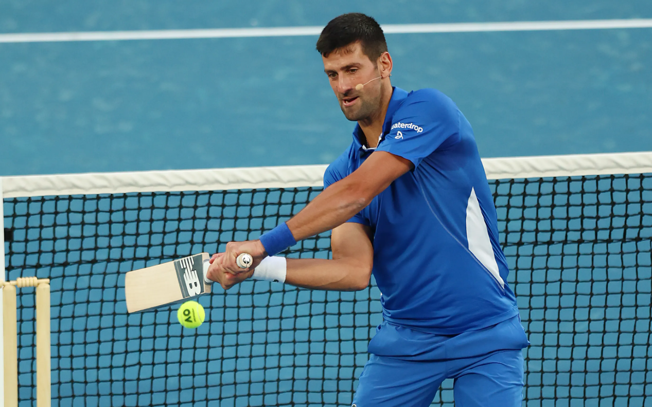 Novak Djokovic đánh hụt bóng tennis khi dùng gậy cricket