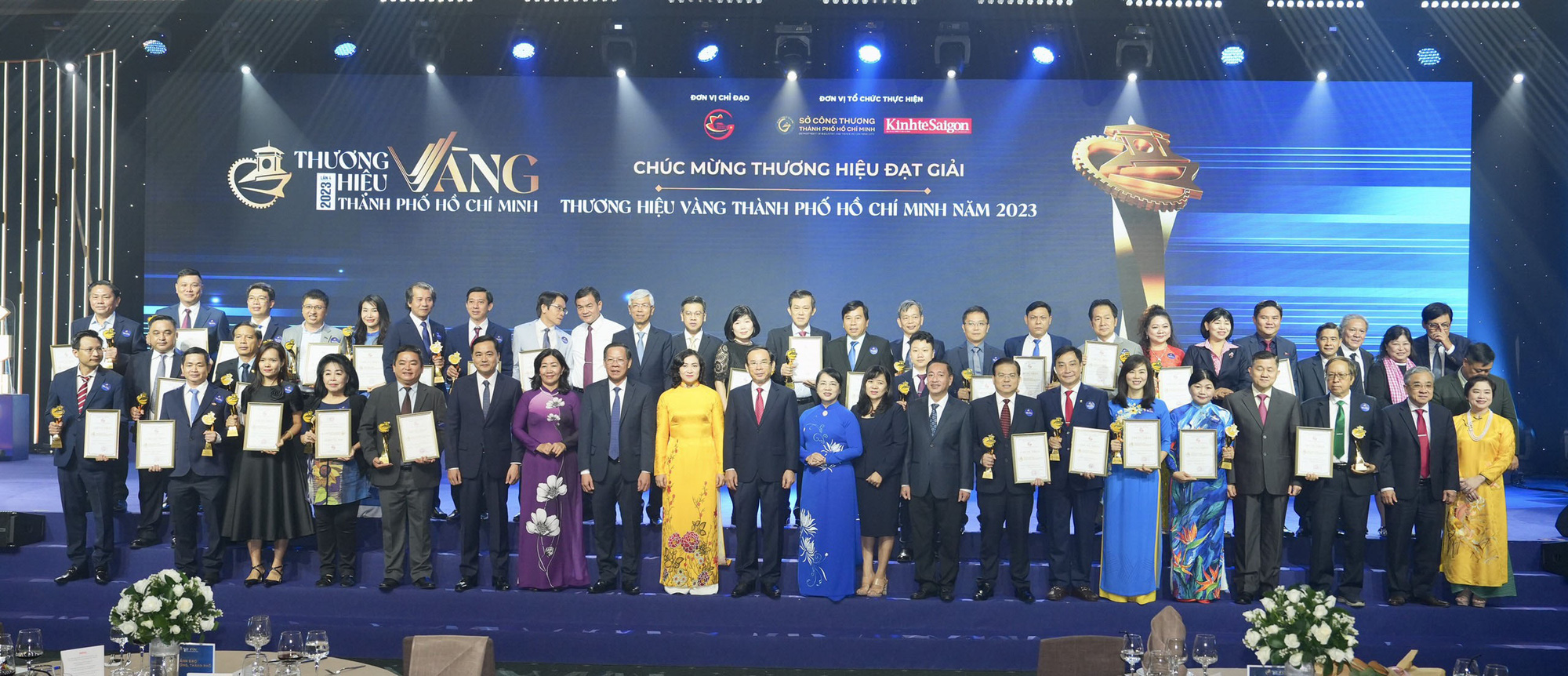 Lãnh đạo TP.HCM chụp hình lưu niệm với các doanh nghiệp đạt danh hiệu &quot;Thương hiệu Vàng&quot; TP.HCM - Ảnh: HỮU HẠNH