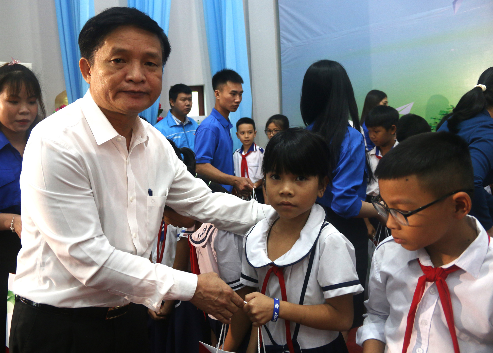 Phó chủ tịch Thường trực UBND tỉnh Phú Yên Lê Tấn Hổ trao học bổng Gieo mầm tri thức cho học sinh tinh - Ảnh: NGUYỄN HOÀNG Phó chủ tịch thường trực UBND tỉnh Phú Yên, ông Lê Tấn Hổ trao học bổng "Gieo mầm tri thức" cho học sinh tỉnh - Ảnh: NGUYỄN HOÀNG
