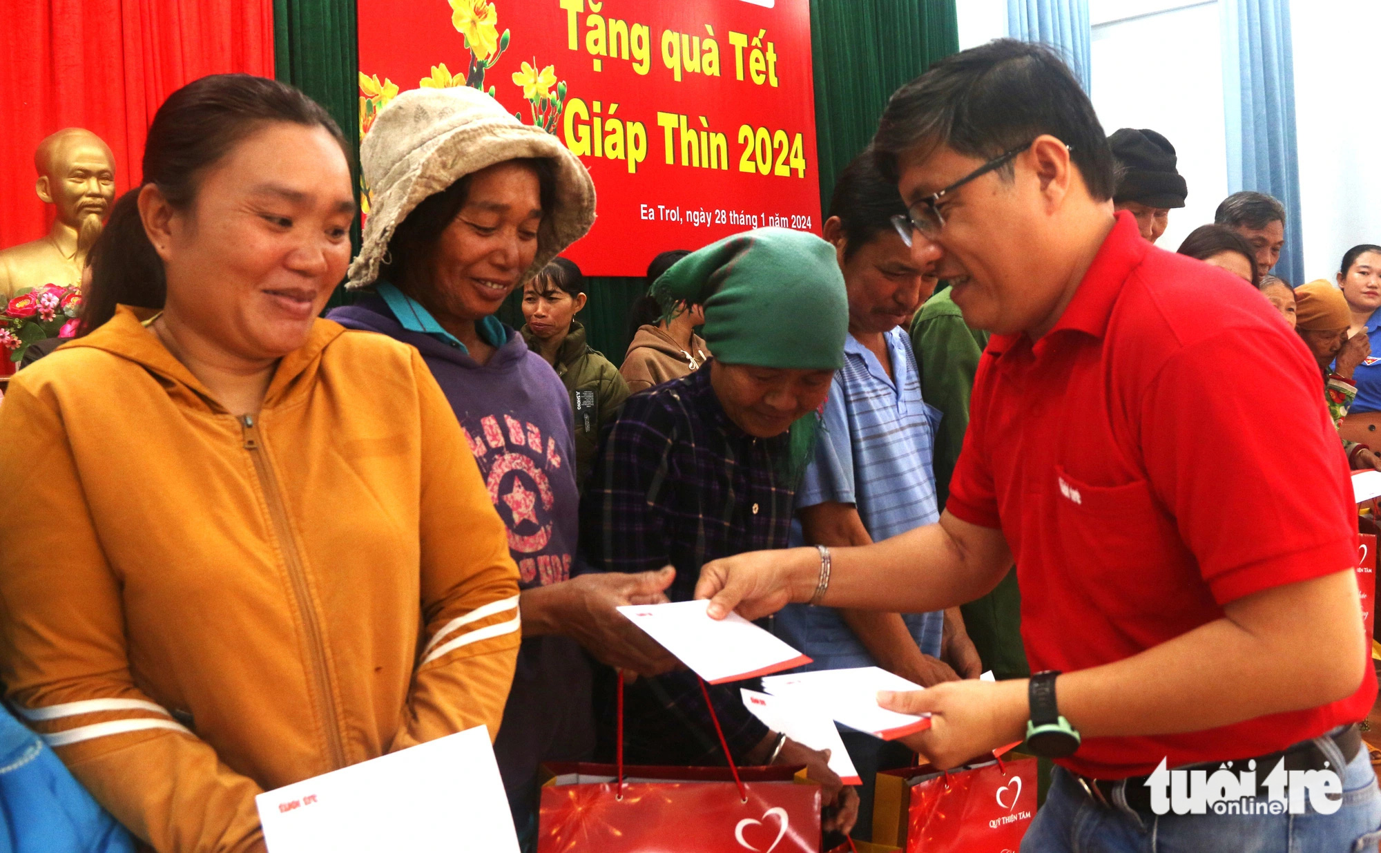 Nhà báo Duy Thanh - trưởng văn phòng báo Tuổi Trẻ vùng Nam Trung Bộ - Tây Nguyên - trao quà Tết cho bà con ở xã Ea Trol (Huyện Sông Hinh, tỉnh Phú Yên) - Ảnh: NGUYỄN HOÀNG Nhà báo Duy Thanh, trưởng văn phòng đại diện báo Tuổi Trẻ vùng Nam Trung Bộ - Tây Nguyên, trao quà Tết cho bà con ở xã Ea Trol (huyện Sông Hinh, tỉnh Phú Yên) - Ảnh: NGUYỄN HOÀNG