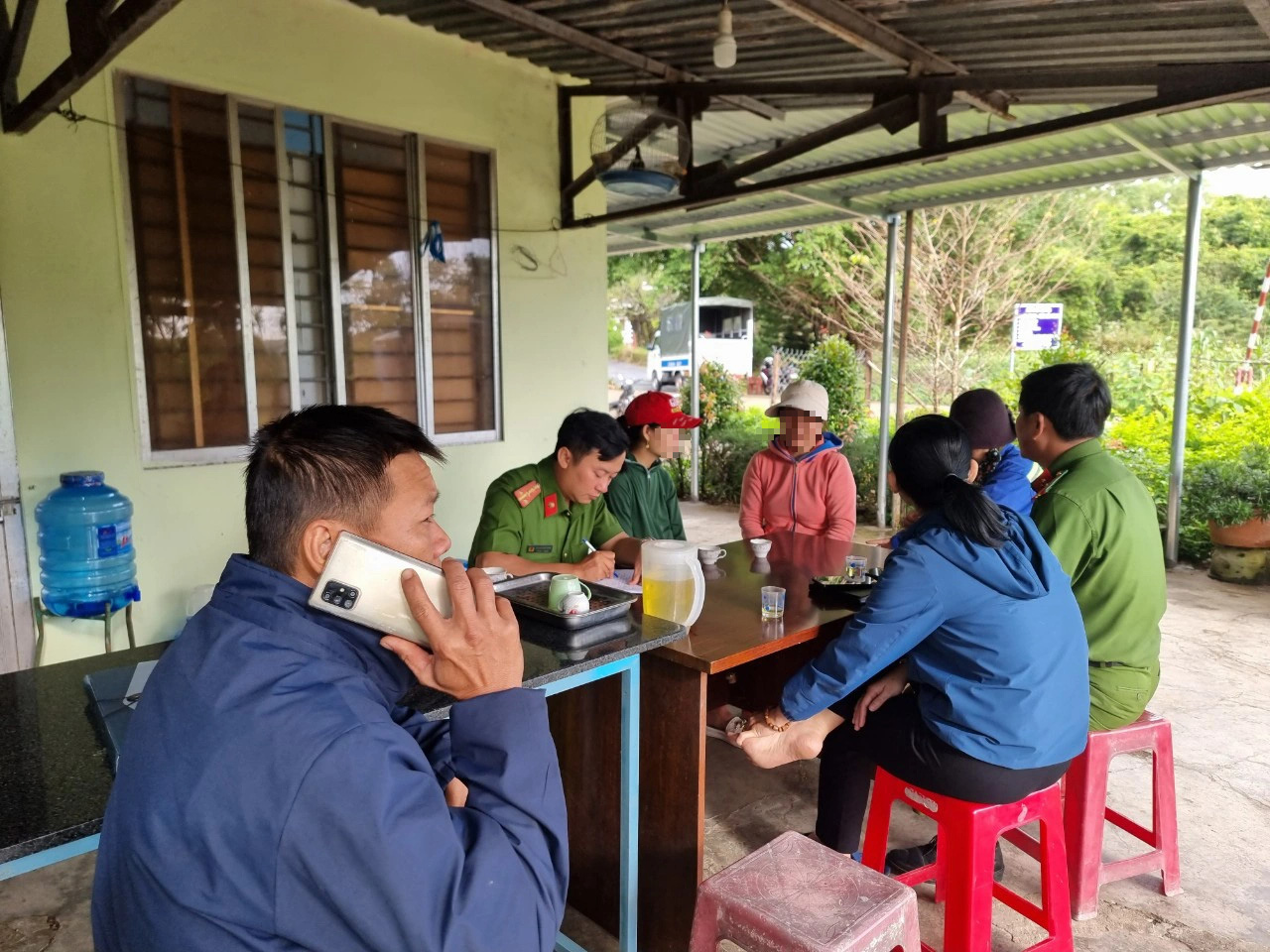 Chính quyền địa phương, công an làm việc trực tiếp với những người tự ý dọn dẹp vệ sinh mộ rồi xin tiền - Ảnh: Trung tâm Cung ứng Dịch vụ Công ích thành phố Tuy Hòa Chính quyền địa phương, công an làm việc trực tiếp với những người tự ý dọn dẹp vệ sinh mộ rồi xin tiền - Ảnh: Trung tâm Cung ứng dịch vụ công ích thành phố Tuy Hòa