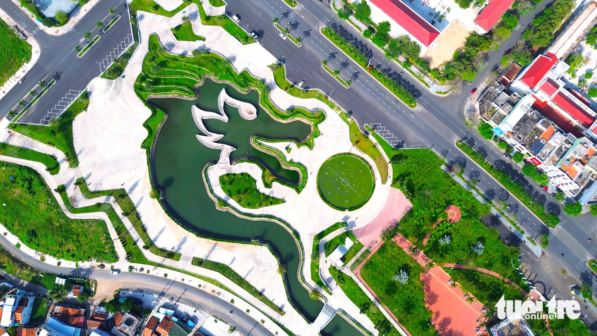 Công viên Thanh thiếu niên tọa lạc ở phường 5 (TP Tuy Hòa). Hinh ảnh con rồng nhả ngọc nằm kế bên tuyến đường Hùng Vương, đây là tuyến đường sầm uất, bậc nhất của thành phố - Ảnh: NGUYỄN HOÀNG Công viên Thanh thiếu niên tọa lạc ở phường 5 (thành phố Tuy Hòa). Hình ảnh con rồng nhả ngọc nằm kế bên tuyến đường Hùng Vương - tuyến đường sầm uất bậc nhất của thành phố - Ảnh: NGUYỄN HOÀNG