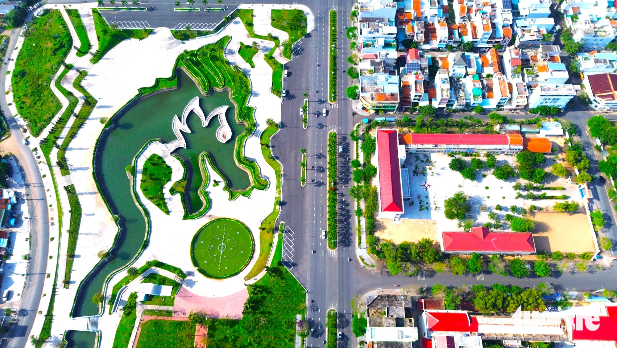 Nhiều du khách và người dân địa phương mong muốn công viên Thanh thiếu niên nói chung và công trình con rồng nhả ngọc này sẽ trở thành biểu tượng mới của TP Tuy Hòa - Ảnh: NGUYỄN HOÀNG Nhiều du khách và người dân địa phương thích thú với tạo hình rồng nhả ngọc trong công viên ở TP Tuy Hòa - Ảnh: NGUYỄN HOÀNG
