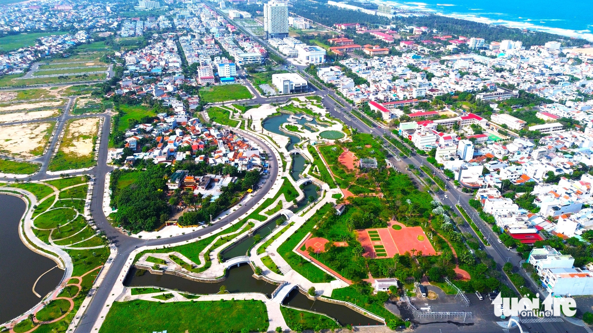 Với góc nhìn từ trên cao, thành phố Tuy Hòa gây ấn tượng mạnh với du khách bởi một công trình nhân tạo sở hữu vẻ đẹp độc đáo và mới lạ - Ảnh: NGUYỄN HOÀNG Với góc nhìn từ trên cao, TP Tuy Hòa gây ấn tượng mạnh với du khách không chỉ là bờ biển đẹp mà còn bởi một công trình nhân tạo sở hữu vẻ đẹp độc đáo và mới lạ - Ảnh: NGUYỄN HOÀNG