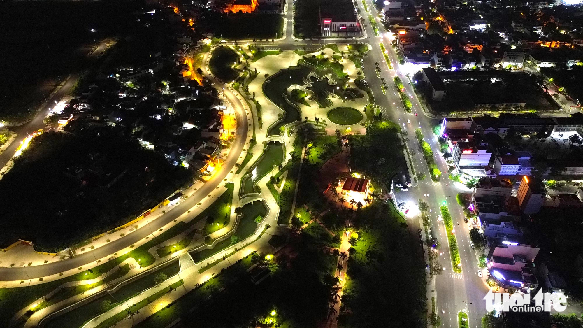 Nhiều người dân bày tỏ thích thú khi hình ảnh con rồng nhả ngọc tại công viên Thanh thiếu niên lại trùng với linh vật Tết Giáp Thìn 2024 - Ảnh: NGUYỄN HOÀNG Nhiều người dân thích thú khi hình ảnh con rồng nhả ngọc tại công viên Thanh thiếu niên lại trùng với linh vật Tết Giáp Thìn 2024 - Ảnh: NGUYỄN HOÀNG