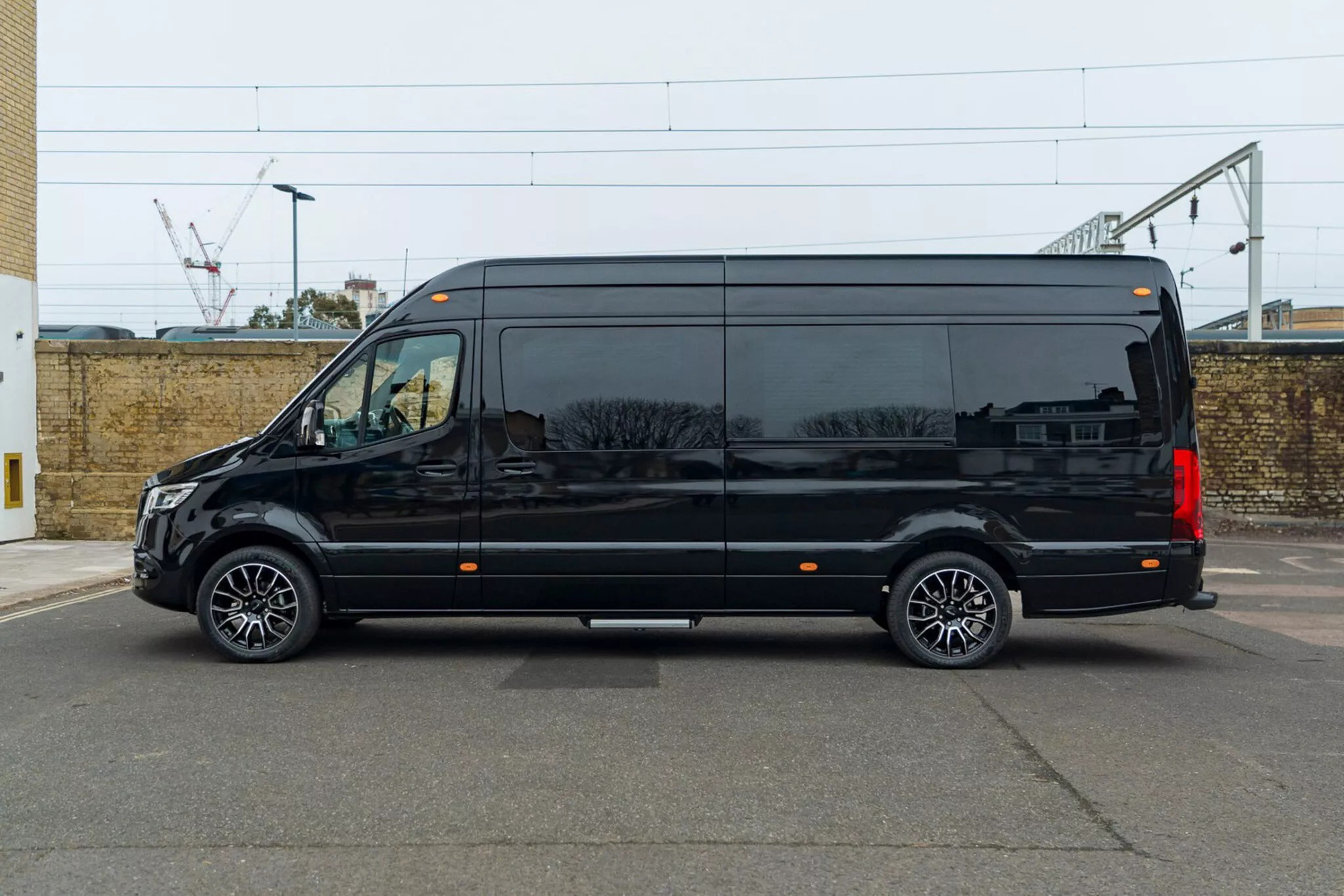 Mercedes-Benz Sprinter siêu sang, giá ngang Bentley Flying Spur nhưng ...