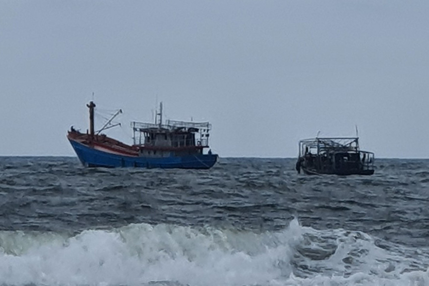 Đấu giá 5 tàu ma tiền tỉ trôi dạt vào bờ biển Quảng Trị- Ảnh 1. Một con tàu sắt 18m trôi dạt được ngư dân Quảng Trị kéo về bờ, tháng 11-2023 - Ảnh: HOÀNG TÁO
