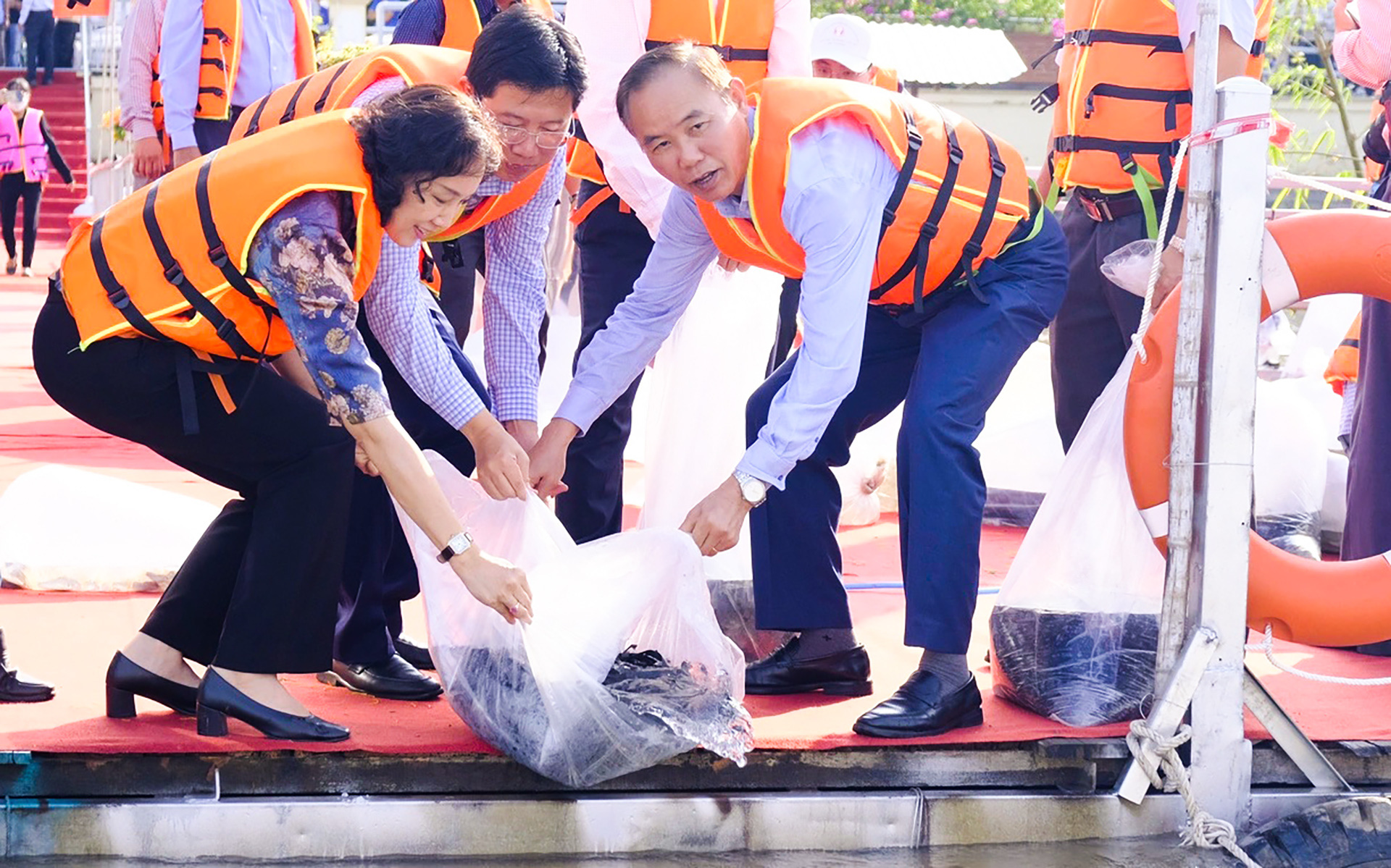 Bộ Nông nghiệp thả cá và con giống ra sông Tiền - Ảnh 1. Bộ Nông nghiệp thả cá và con giống ra sông Tiền - Ảnh 1.