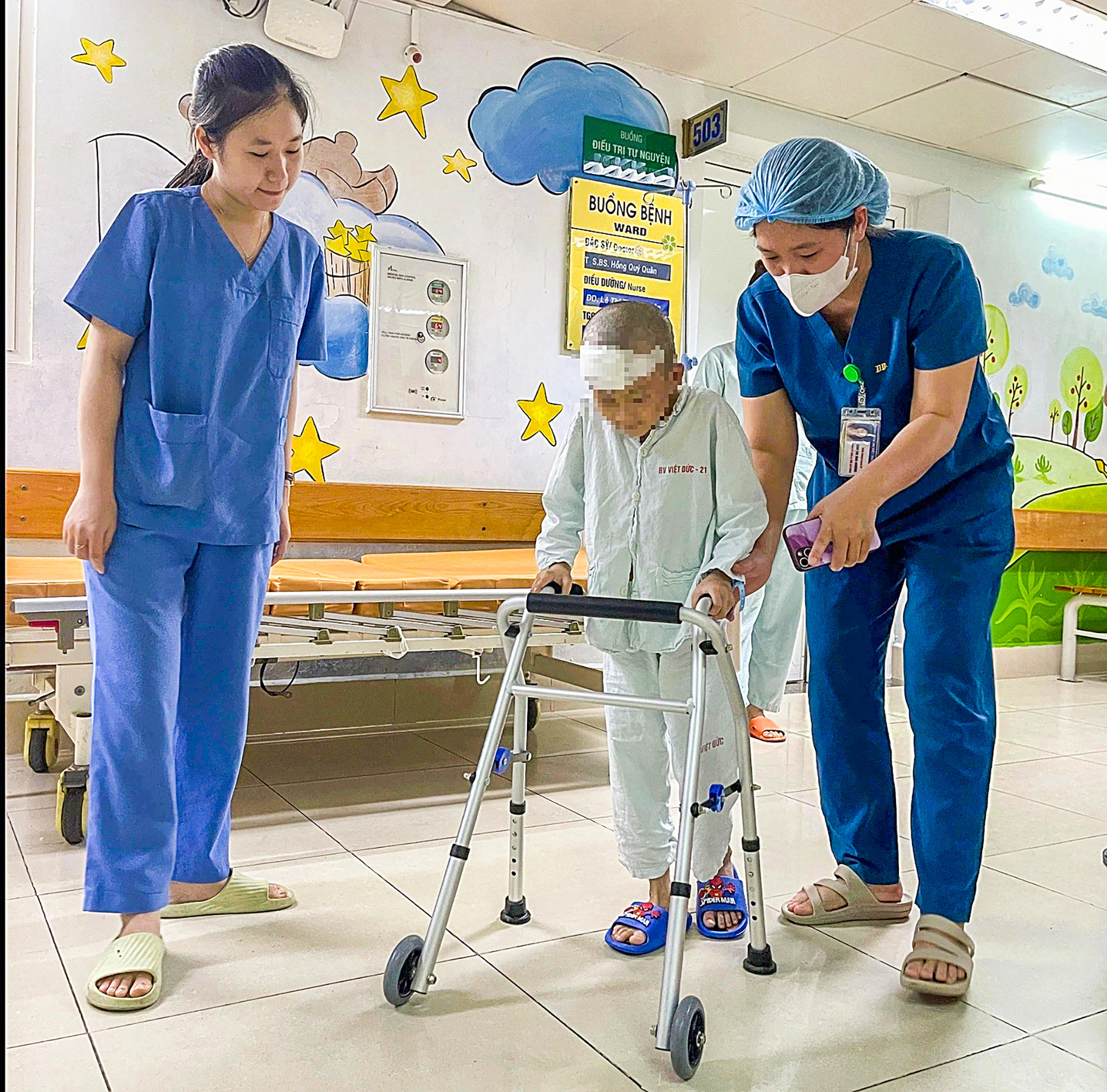 Bé trai 7 tuổi Làng Nủ xuất viện - Ảnh 1. Bé trai 7 tuổi Làng Nủ xuất viện - Ảnh 1.